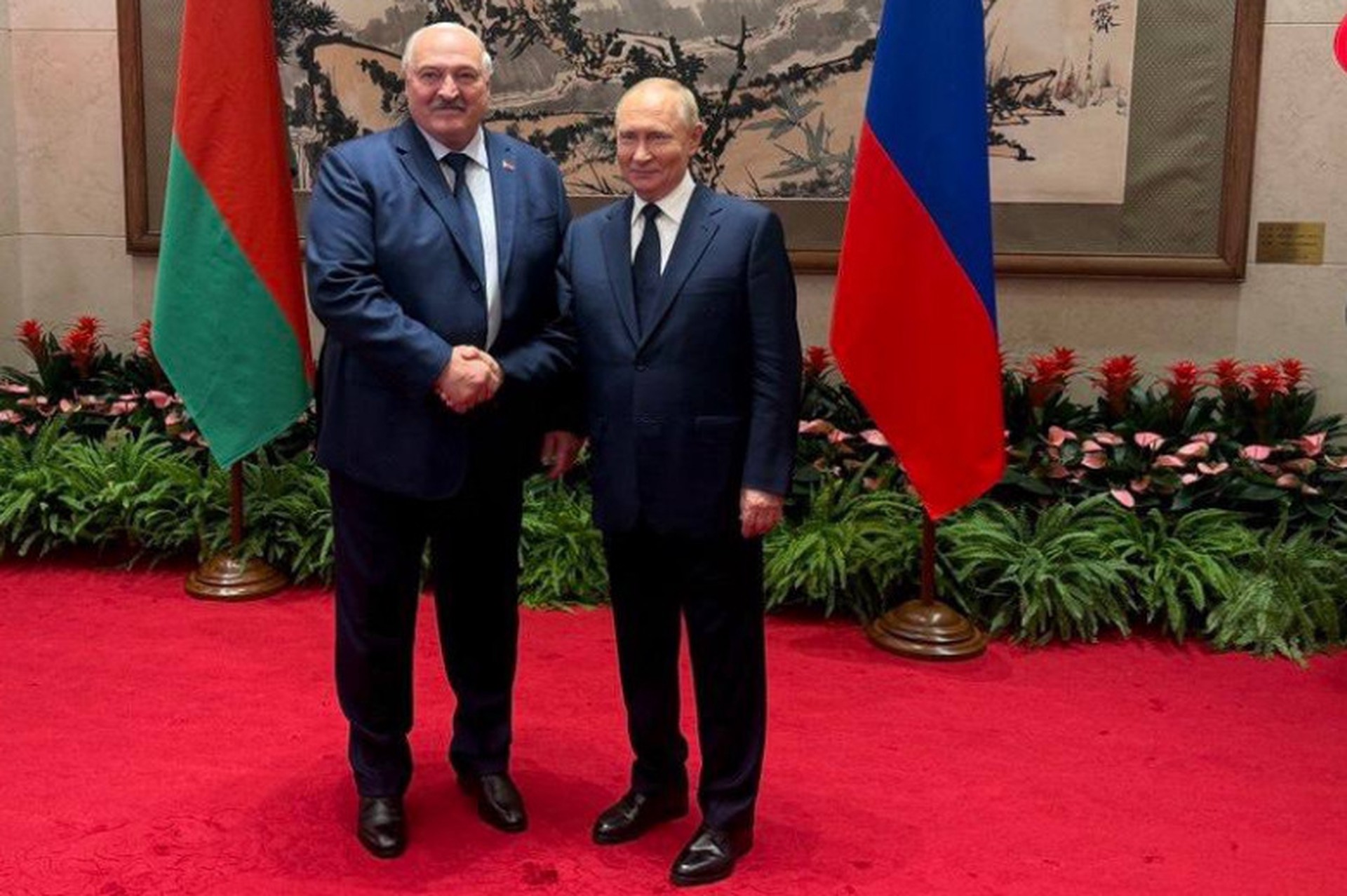 Лукашенко поздравил Путина с успешными переговорами на Аляске