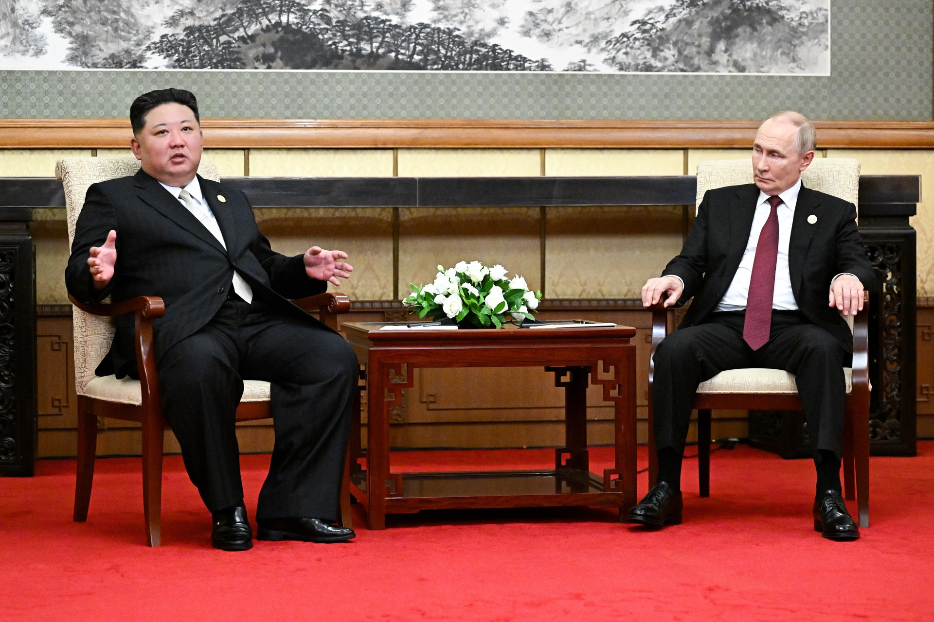 Путин встретился с Ким Чен Ыном в Пекине