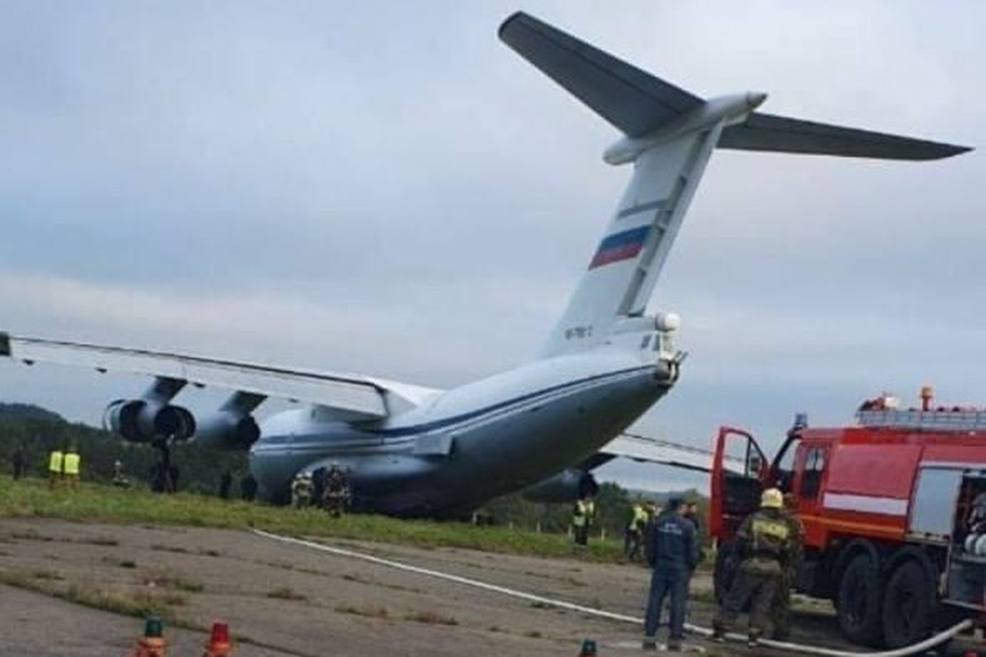 Самолет Ил-76 совершил аварийную посадку в аэропорту под Красноярском
