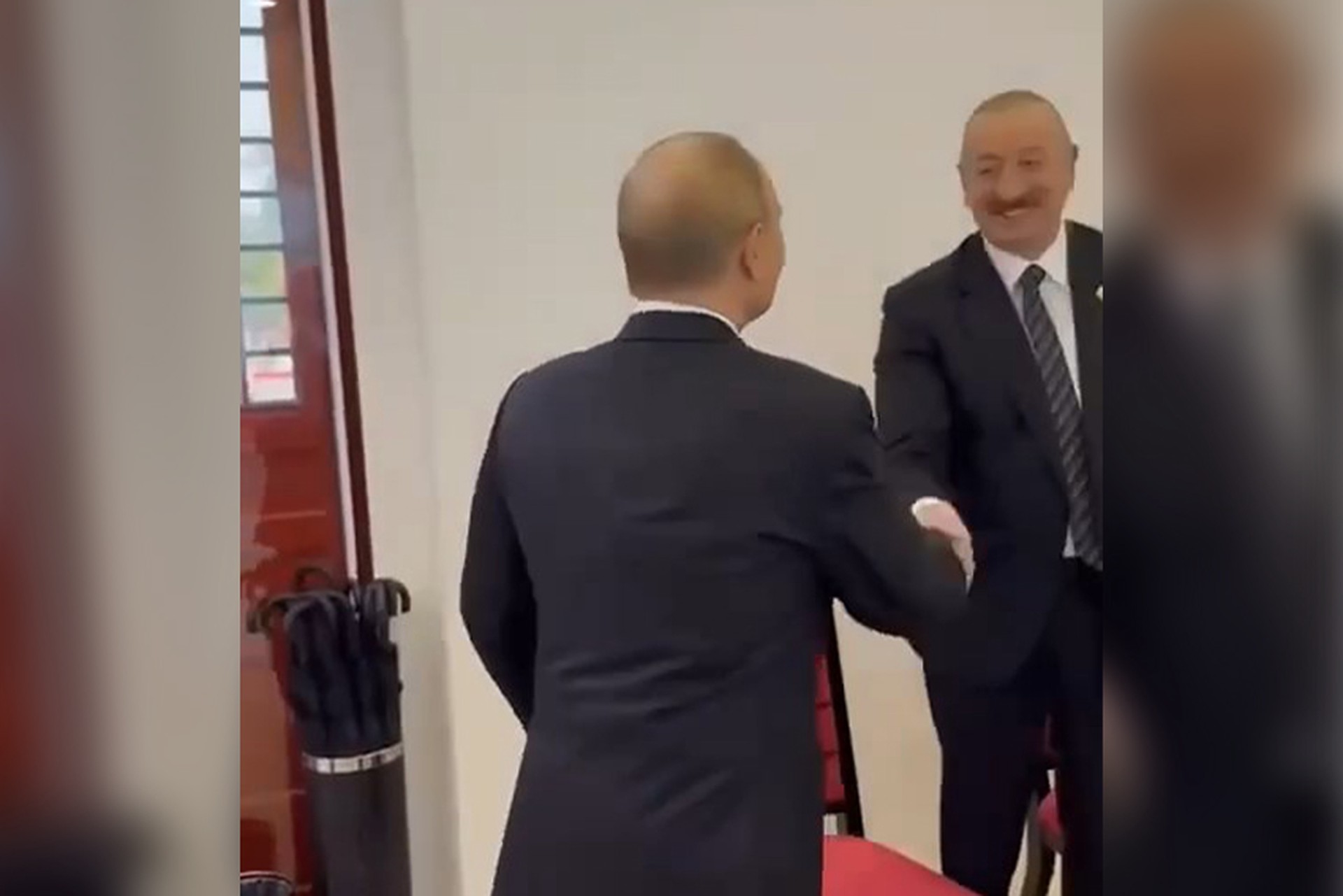 Политолог указал на скрытый сигнал в рукопожатии Путина и Алиева