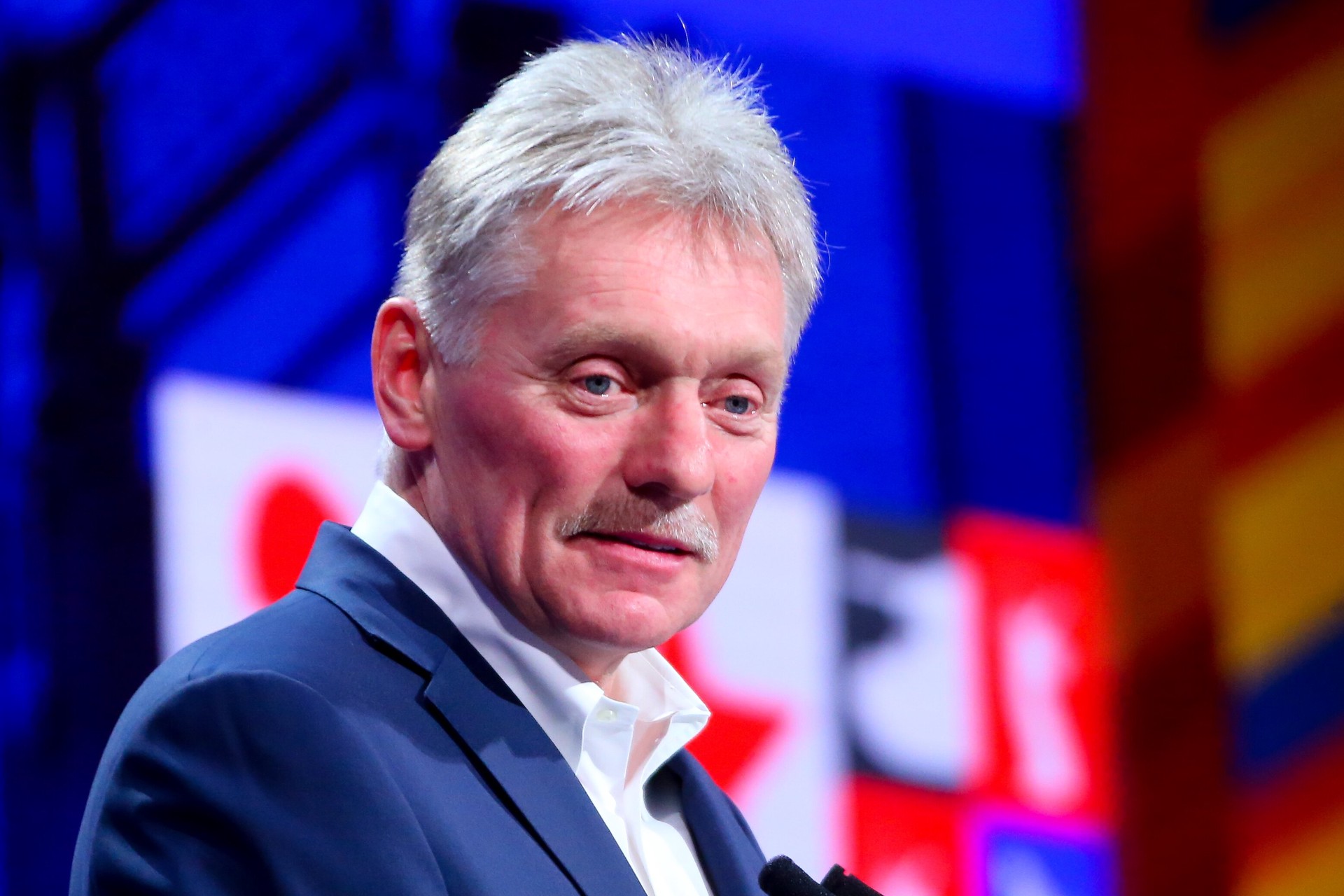 Песков: Россия не собирается разворачиваться с Востока