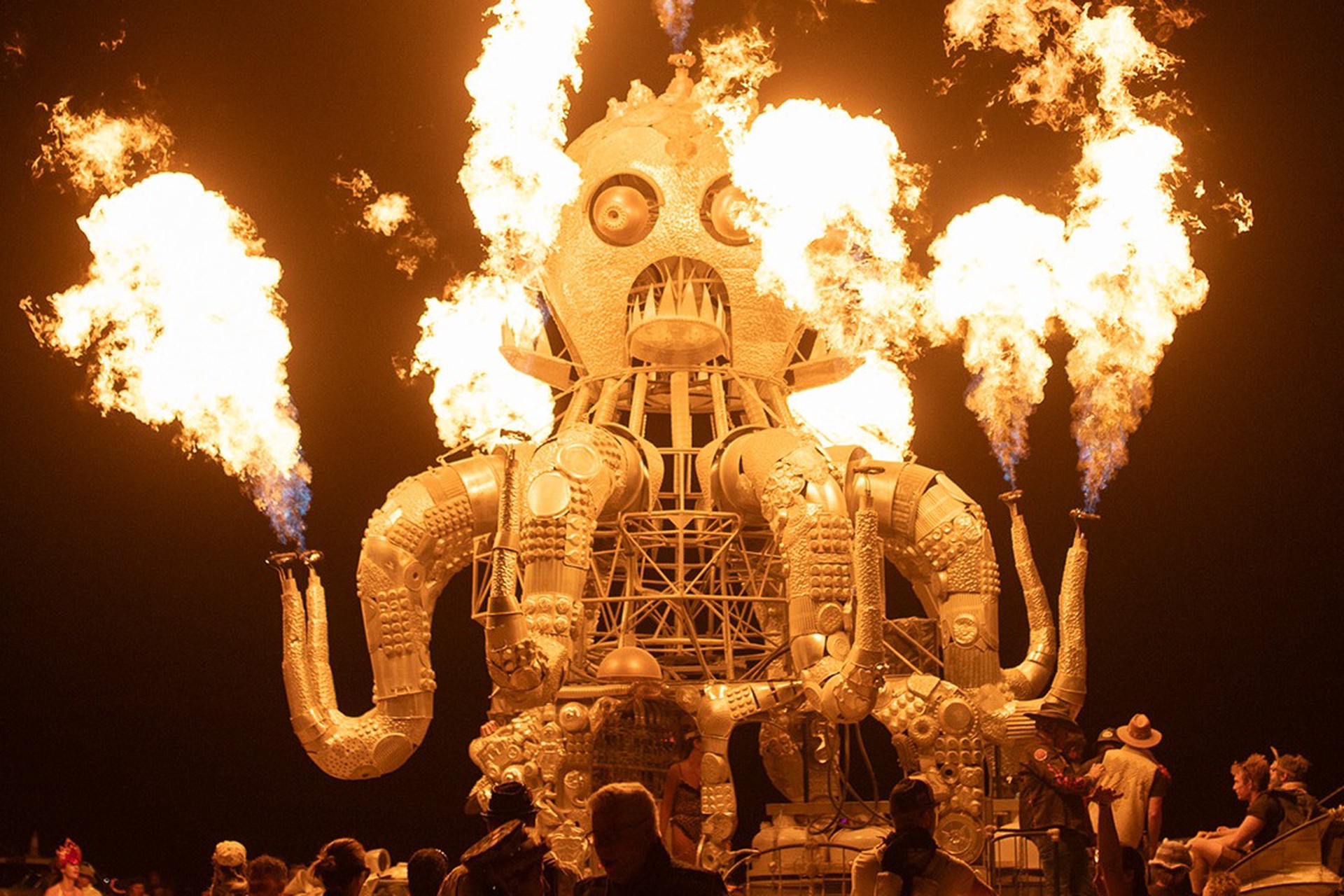 Россиянин погиб на фестивале Burning Man в США, его тело нашли в луже крови