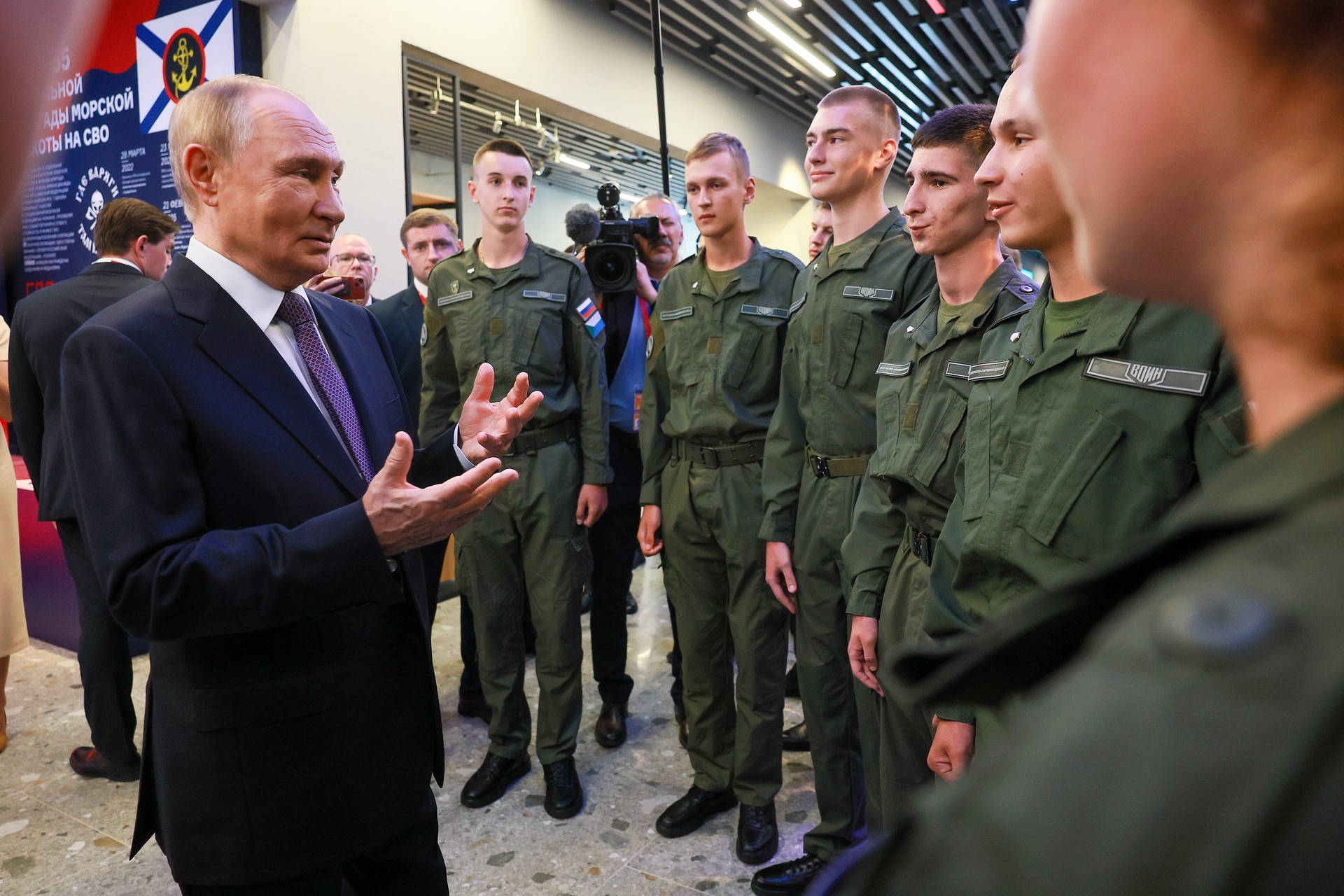 Путин обнял курсанта после его слов о военной форме