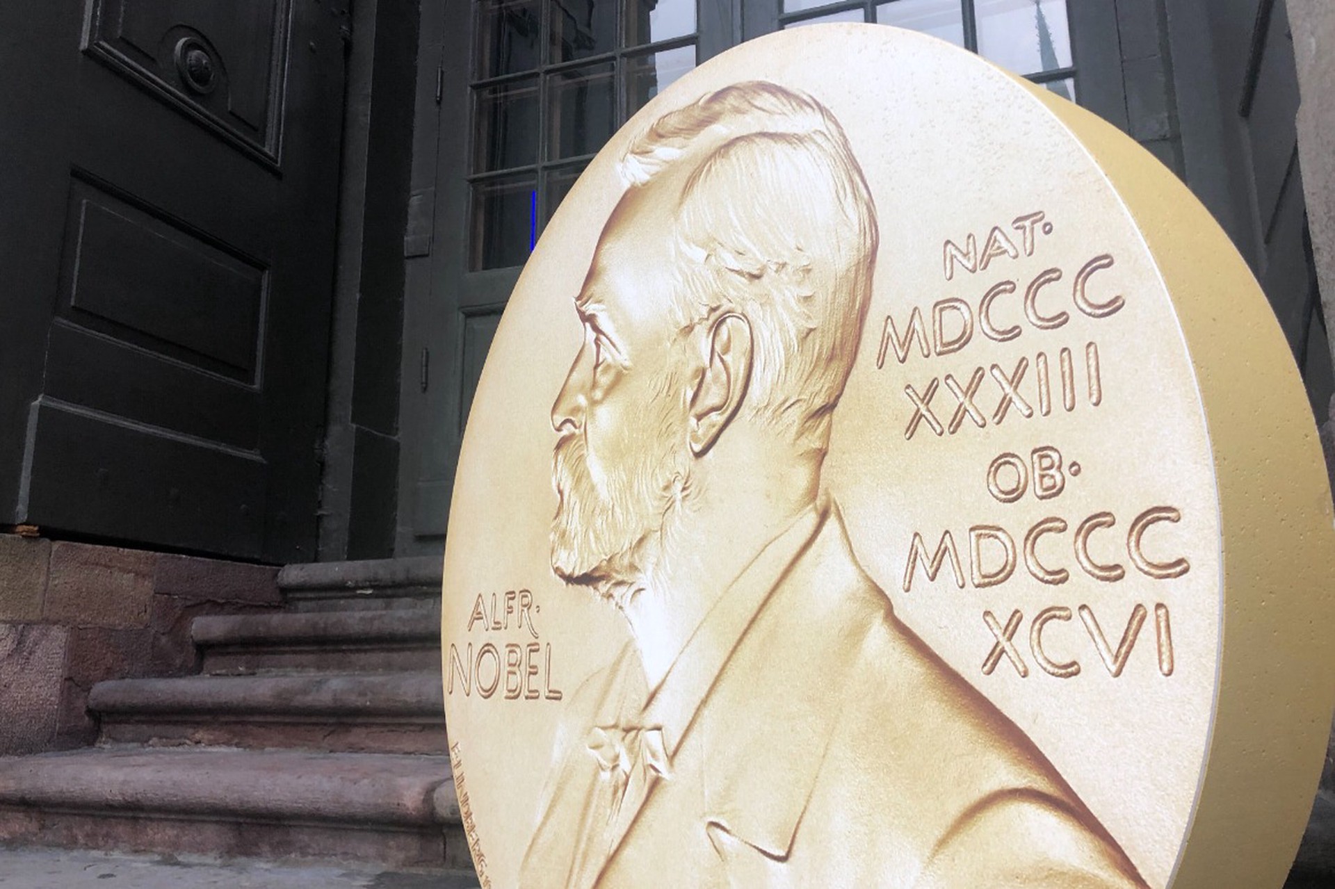 Премия мифа: почему Нобелевку могут назло Трампу присудить Зеленскому
