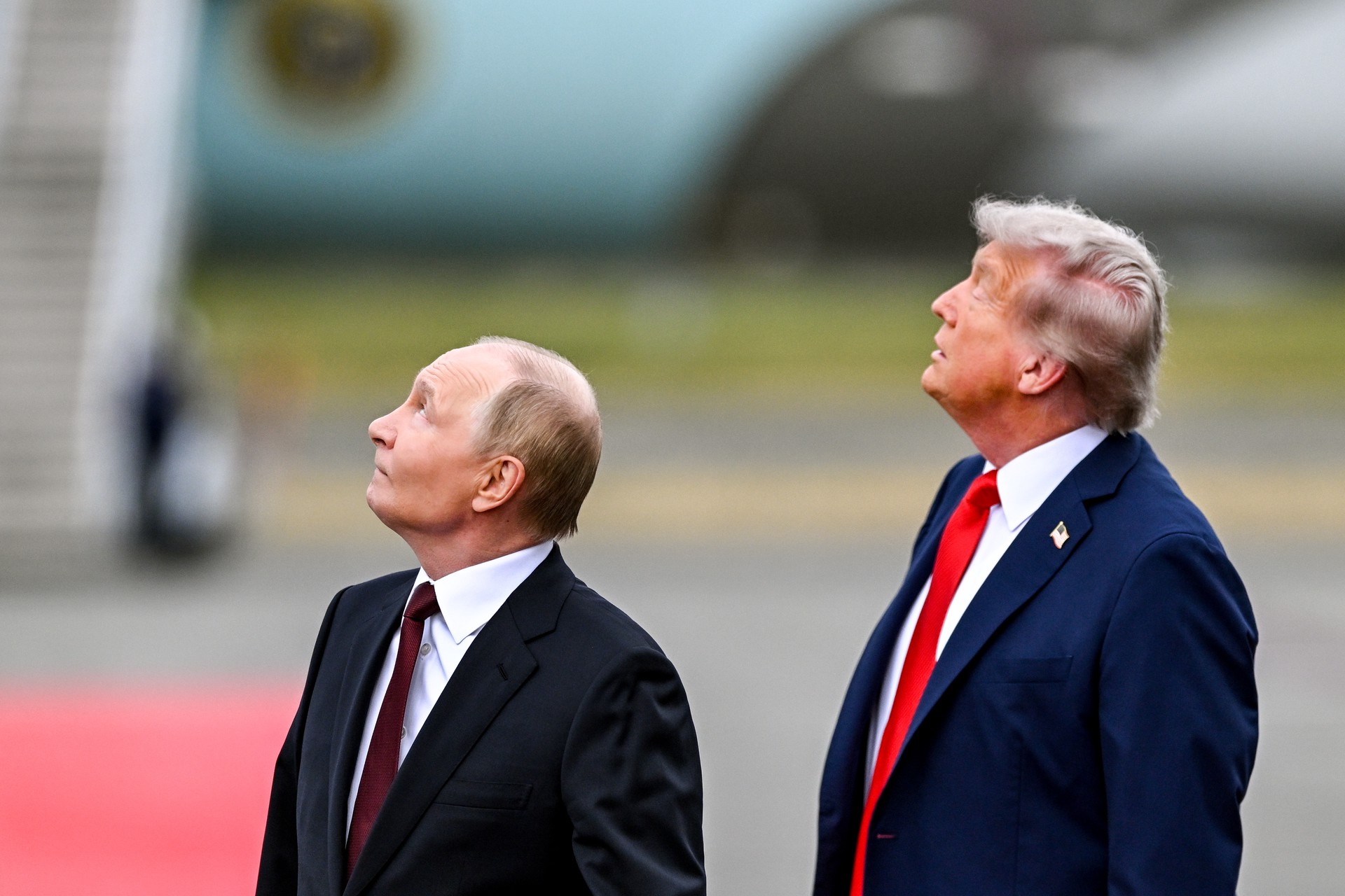 Политолог указал на символизм поста Трампа с Путиным и бомбардировщиком B-2 после разговора с «коалицией желающих»