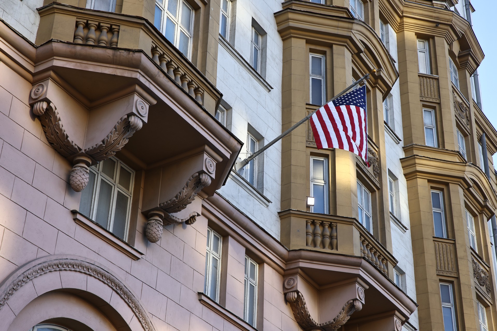 В США уточнили новые правила выдачи виз россиянам