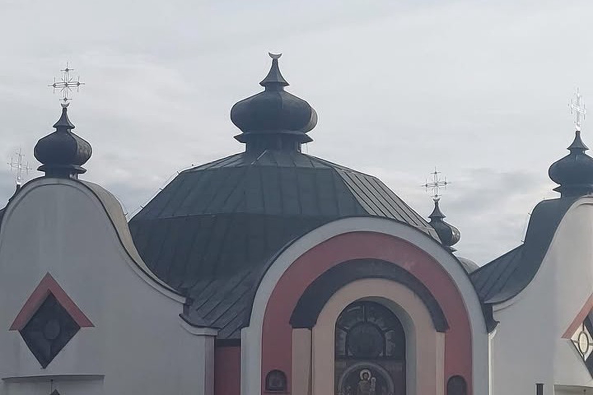 Вандалы срезали крест с украинской церкви в Польше