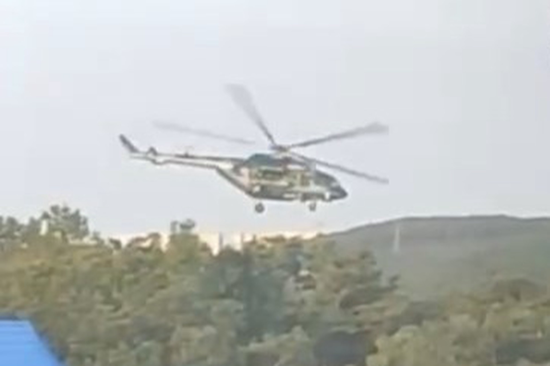 Во Владивостоке заметили военный вертолет после серии взрывов