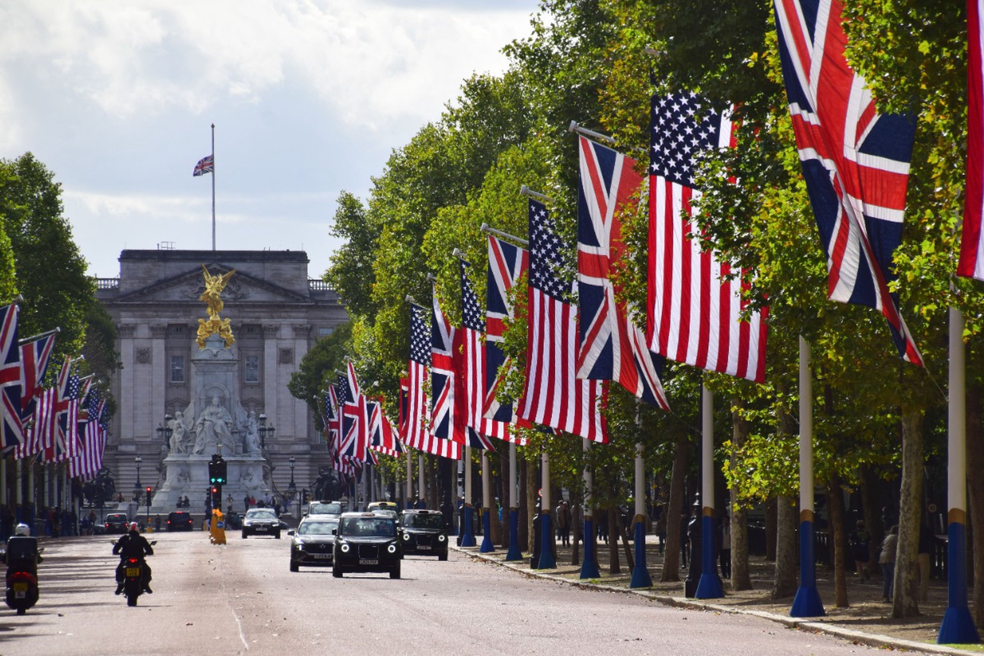 Главное к утру 17 сентября: на Камчатке исчезнет интернет, поляки переезжают из-за дронов, Трамп приехал в Британию