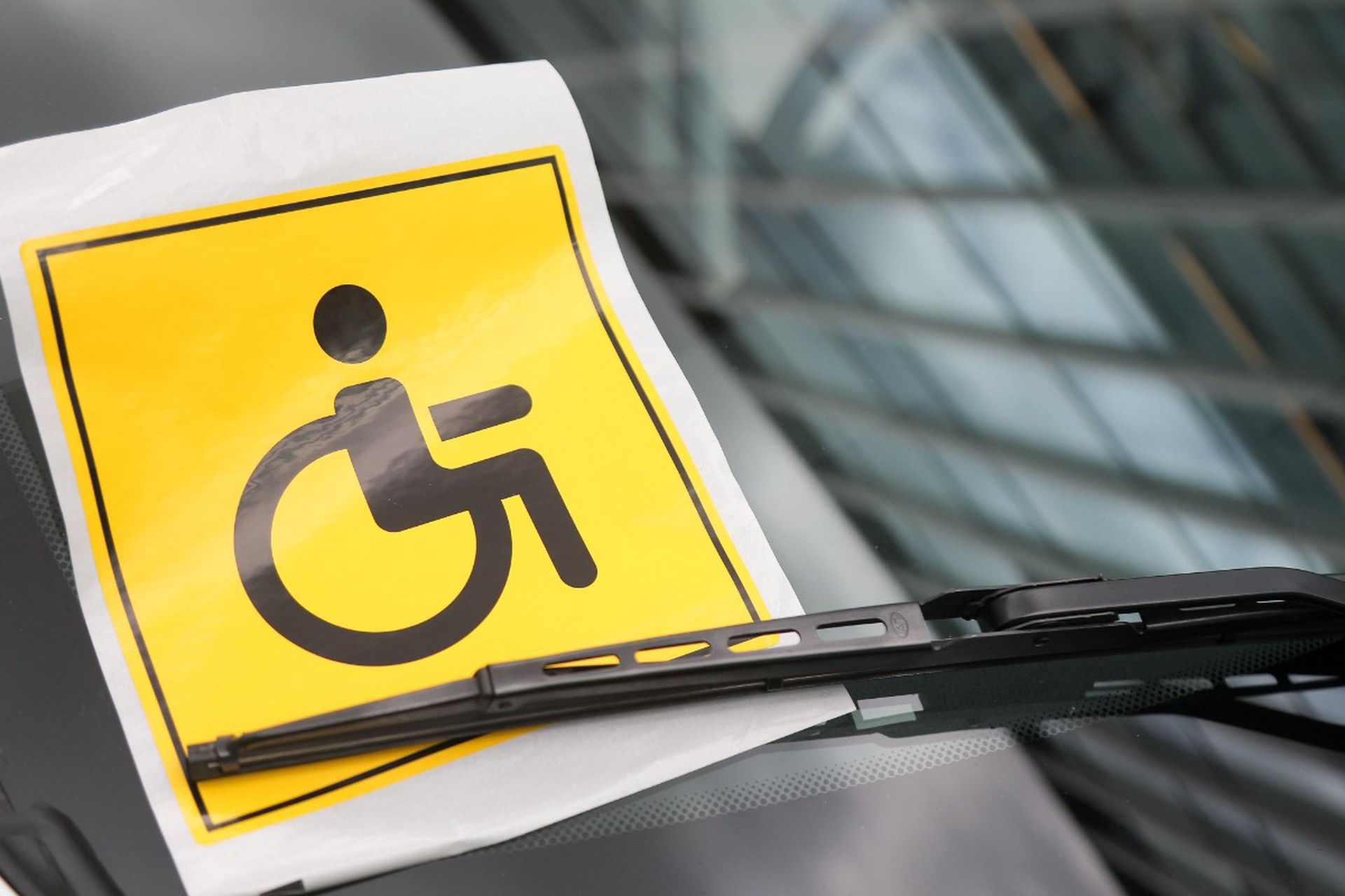 Инвалидам могут разрешить ездить по выделенной полосе