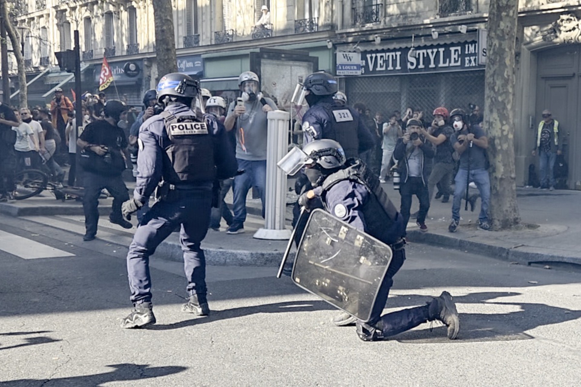 Во Франции задержали более 300 человек на массовых протестах