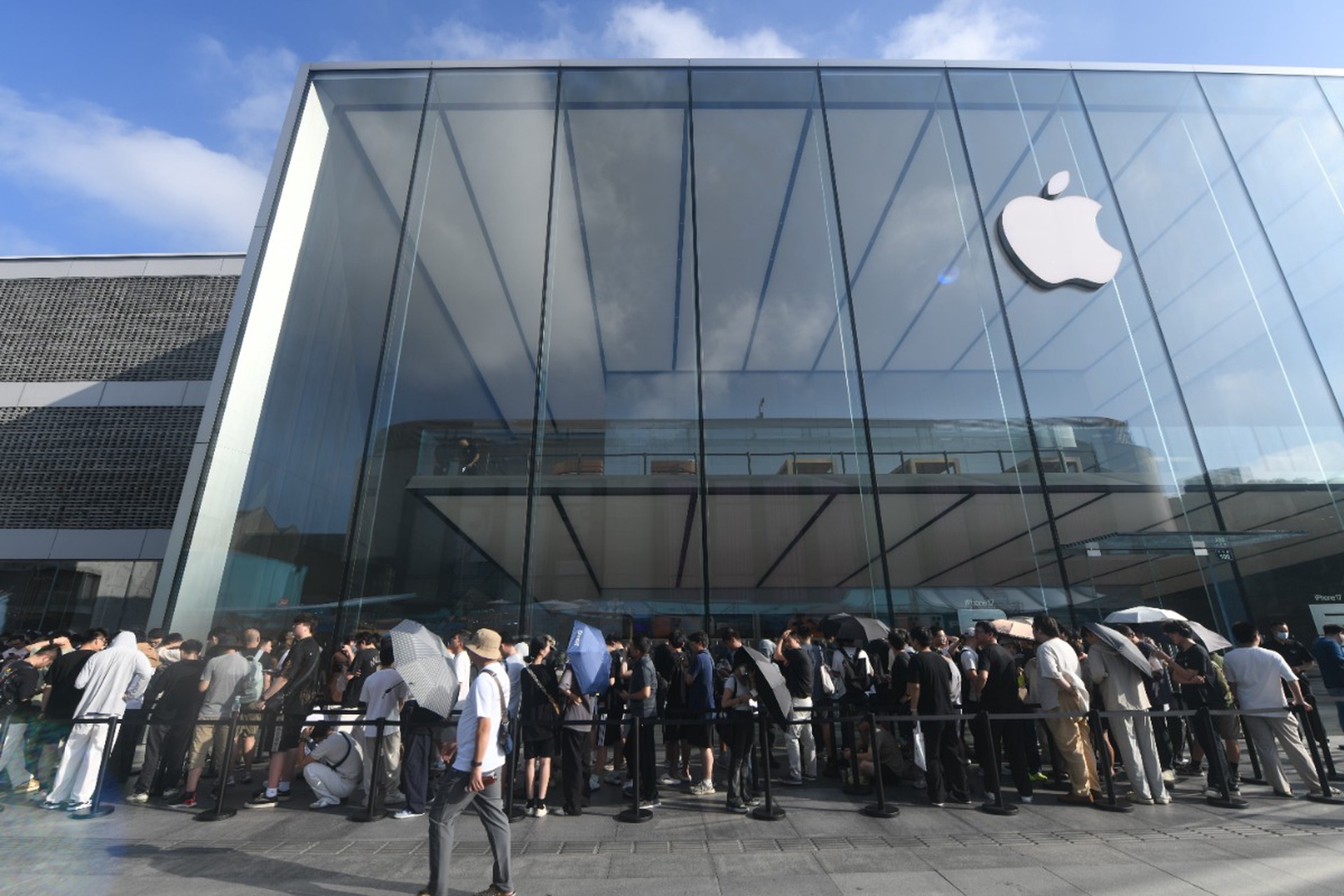 Люди выстроились в километровые очереди за новым iPhone 17