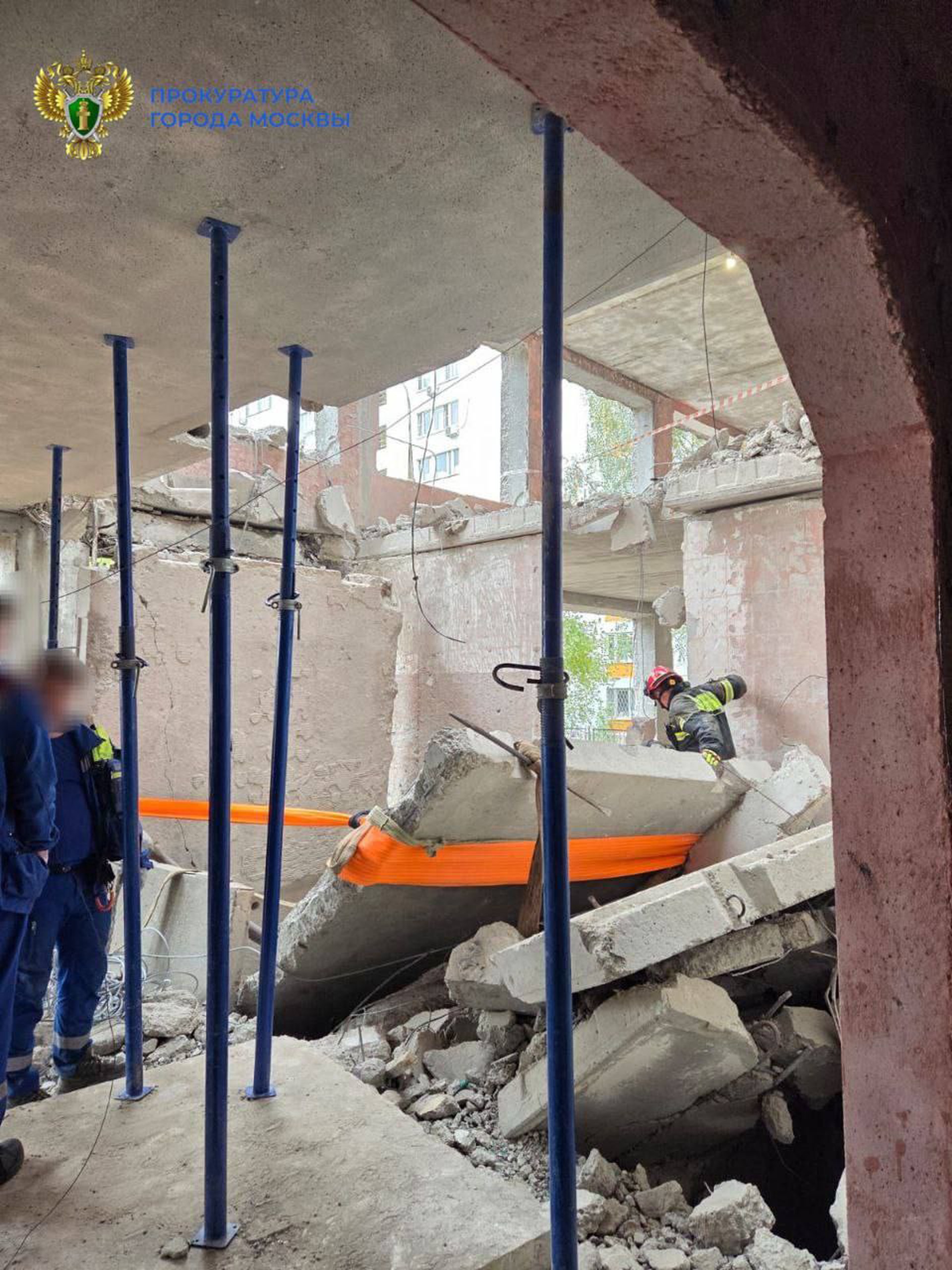 ТАСС: При обрушении в московской школе погибли двое рабочих