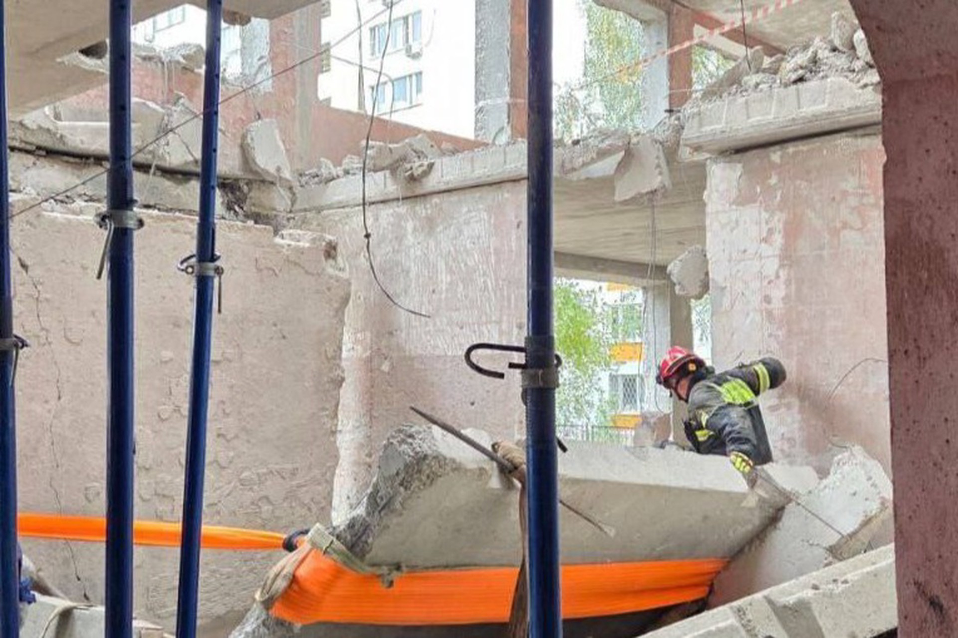 ТАСС: При обрушении в московской школе погибли двое рабочих