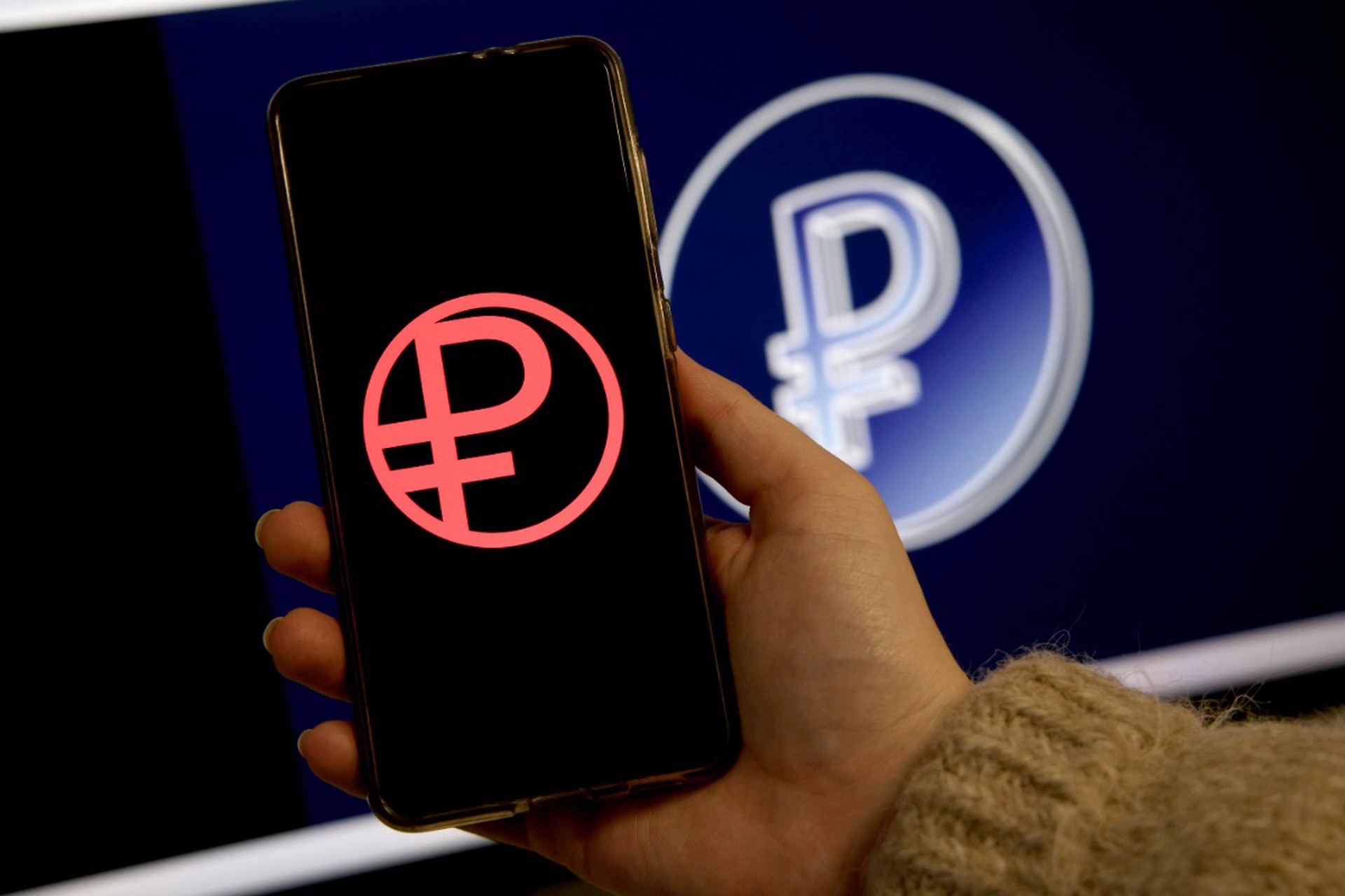 Рубль стал самой крепкой валютой мира