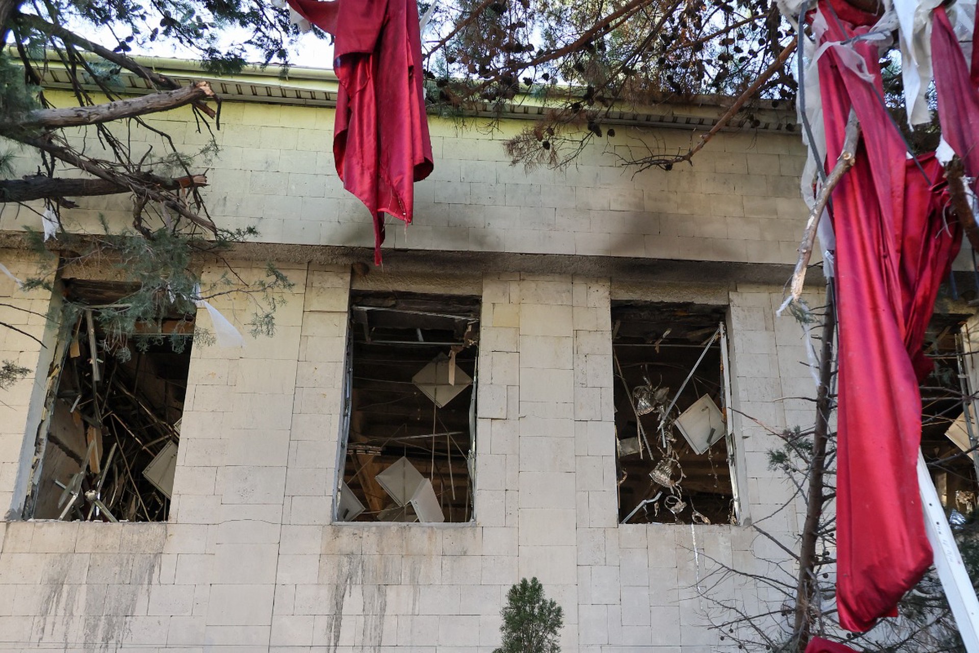 В Крыму рассказали, как Форос справляется с последствиями атаки ВСУ на санаторий и школу
