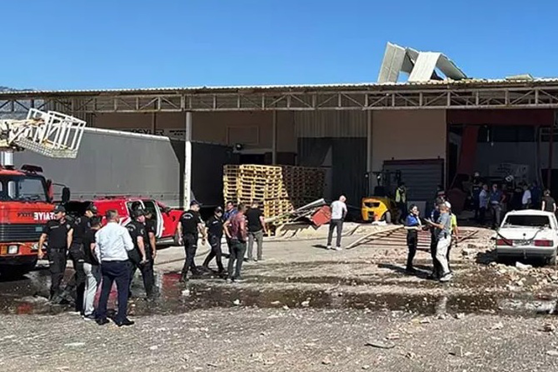 SHOT: Взрыв прогремел на оптовом рынке в турецкой провинции Анталья