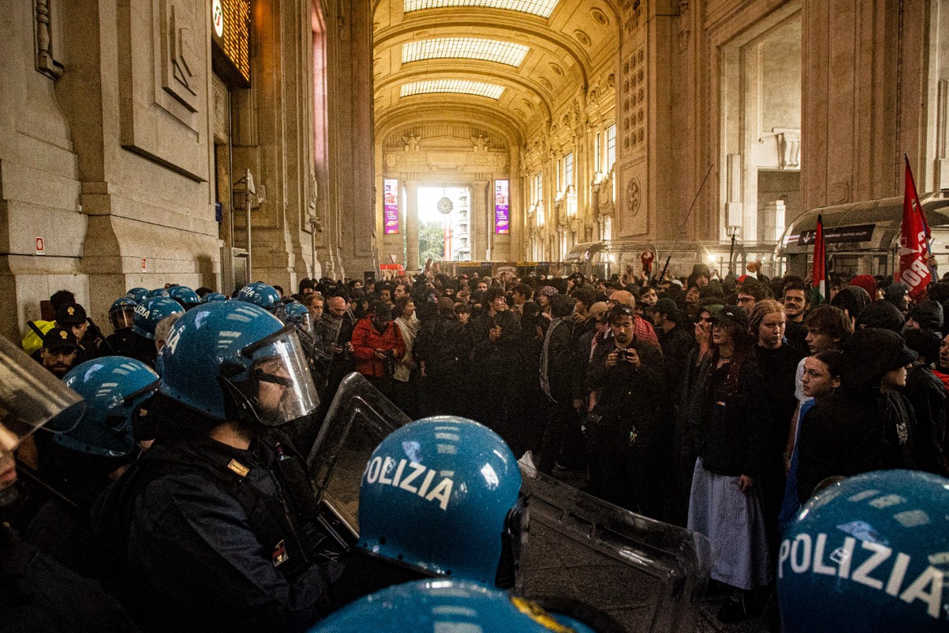 60 полицейских пострадали в Милане во время протестов в поддержку Палестины