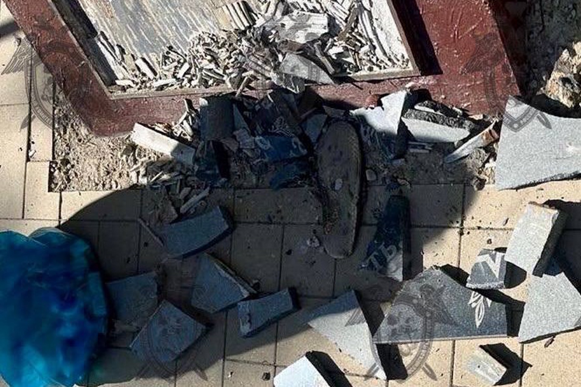 Вандал камнем разгромил памятник защитникам Отечества в Ростовской области