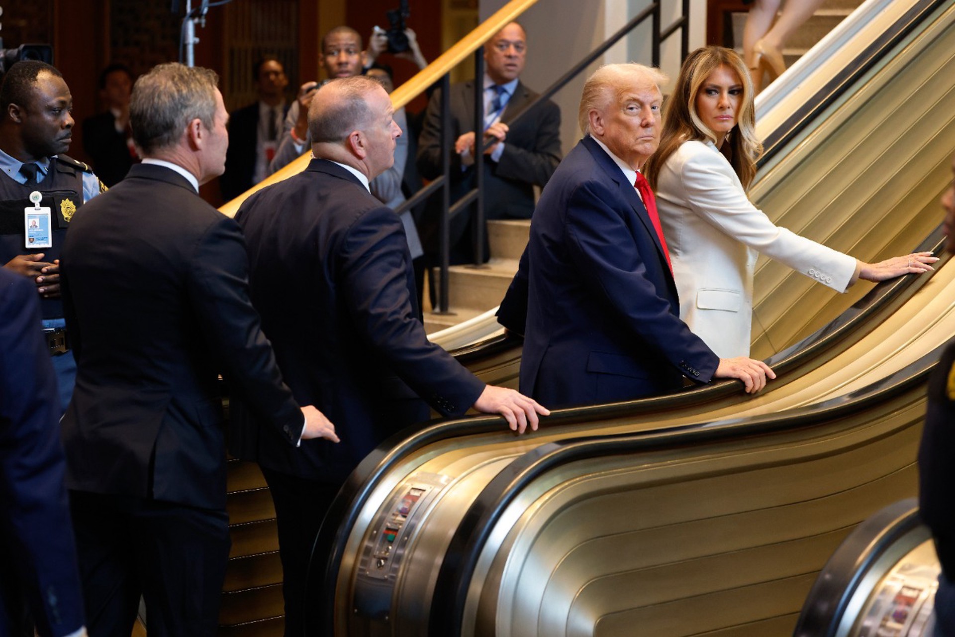 Разруха в головах: в России объяснили инцидент с застрявшим на эскалаторе Трампом