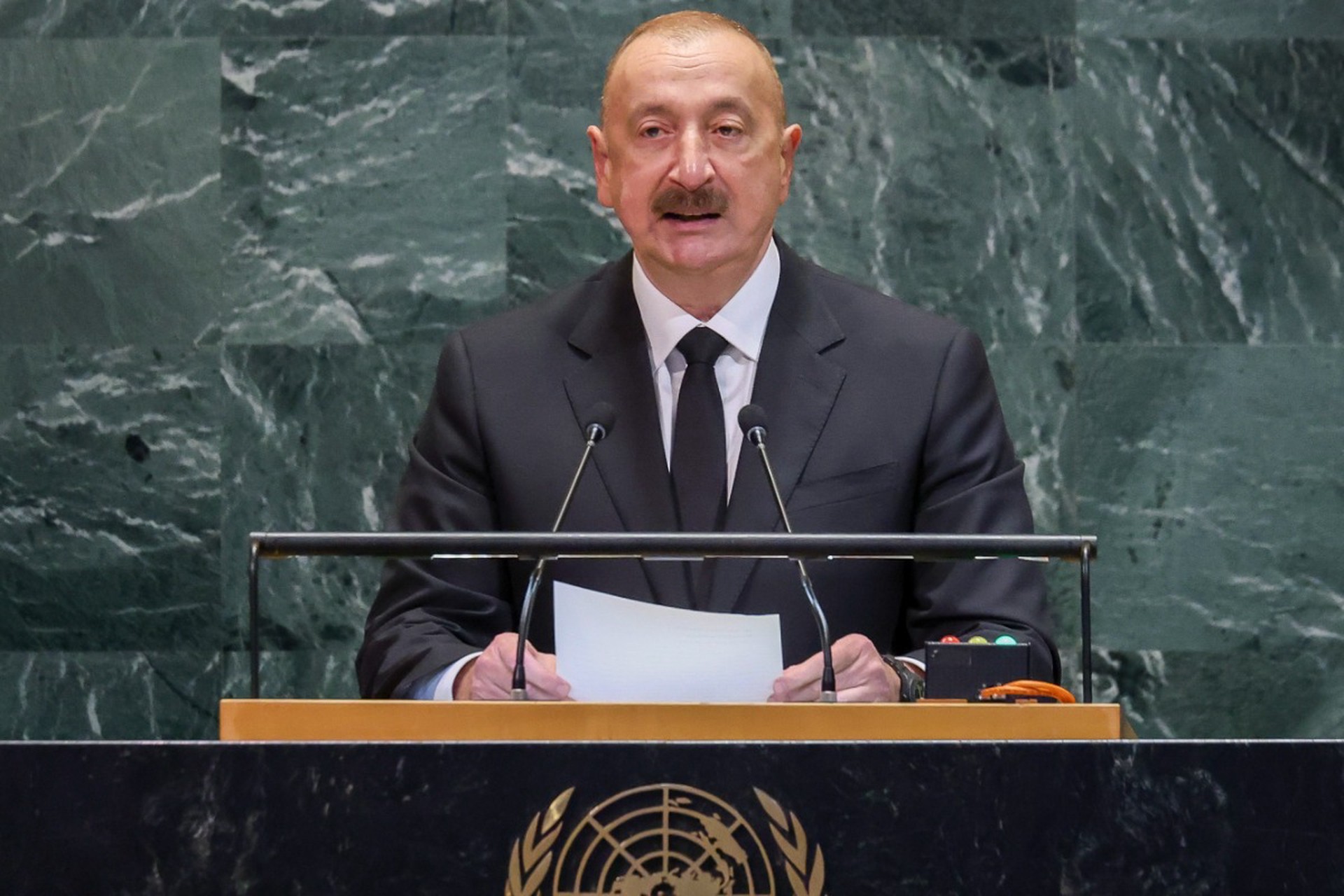 Президент Азербайджана призвал спасти Каспий от обмеления