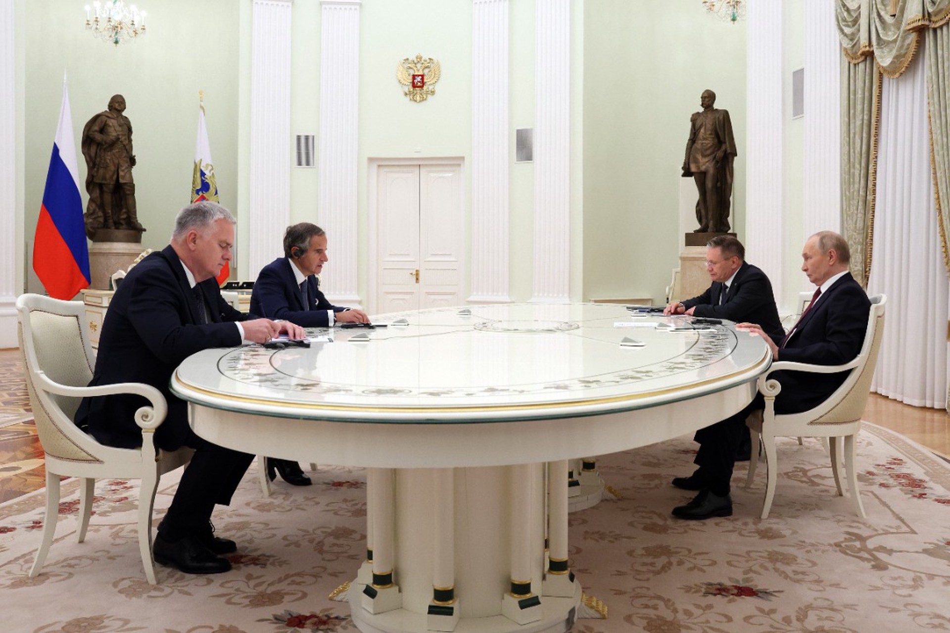 Путин и глава МАГАТЭ обсудили ядерную безопасность и сотрудничество в Кремле