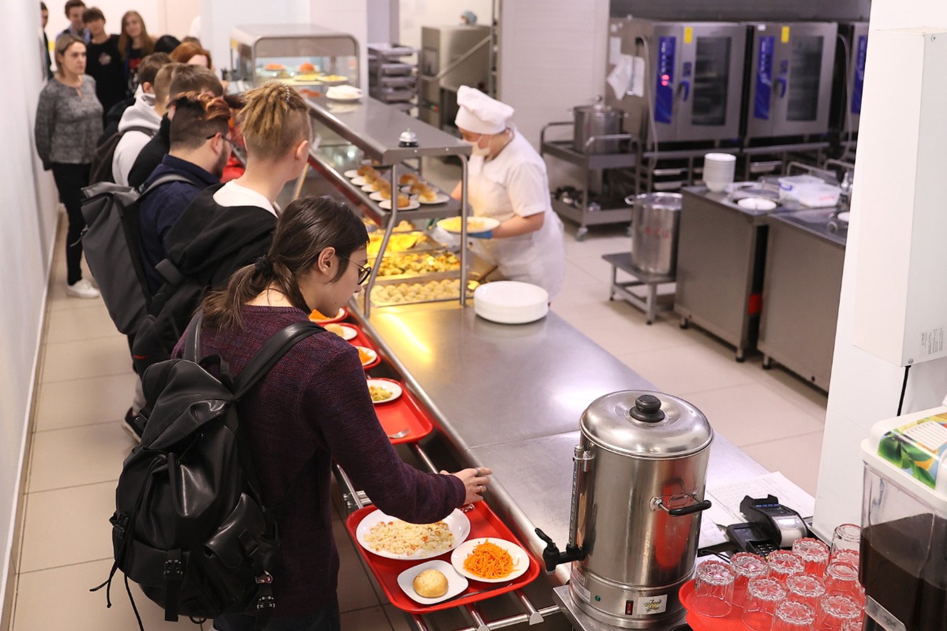 Депутаты предложили бесплатное горячее питание для всех школьников России