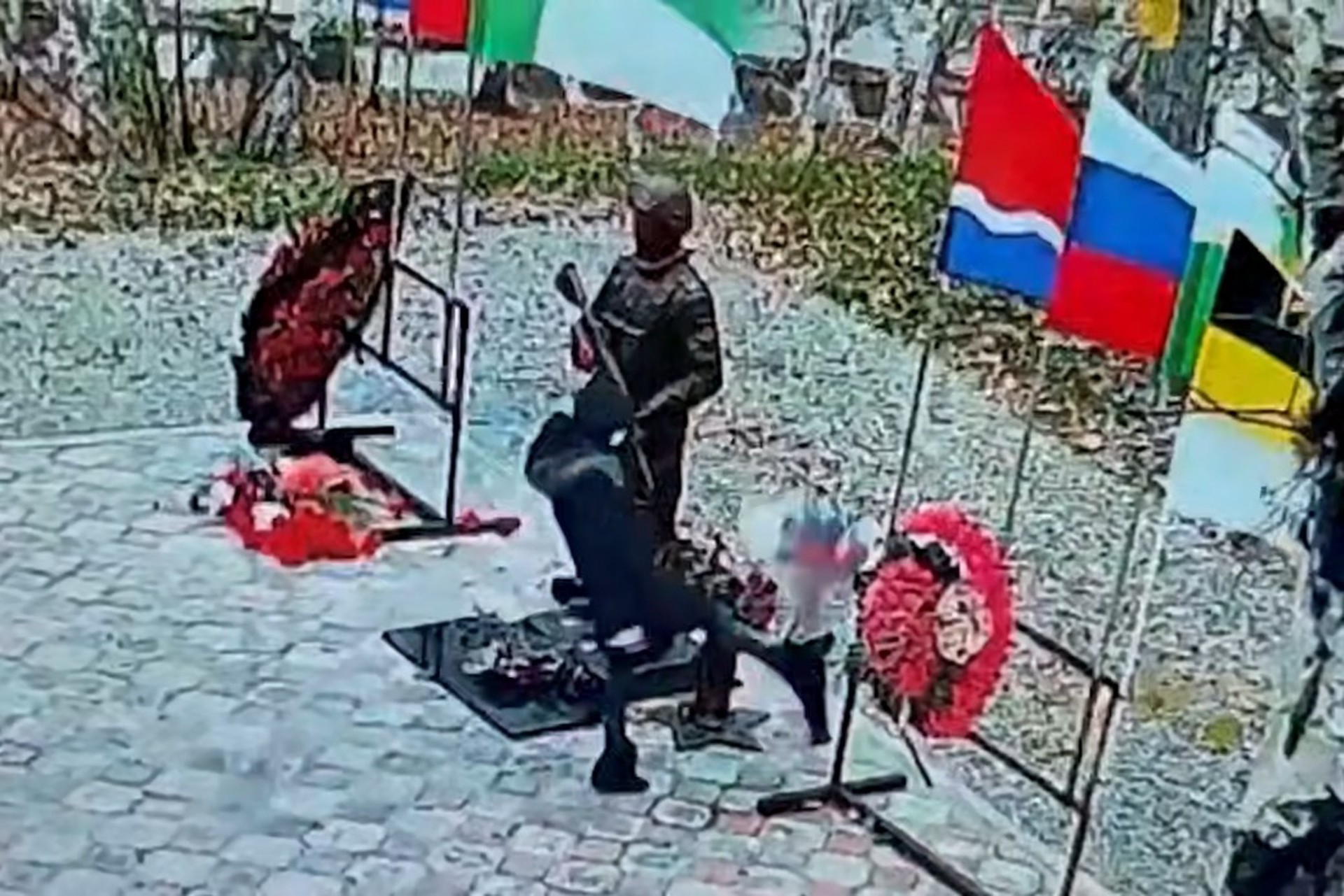 Неадекватная женщина разгромила памятник героям СВО в Амурской области