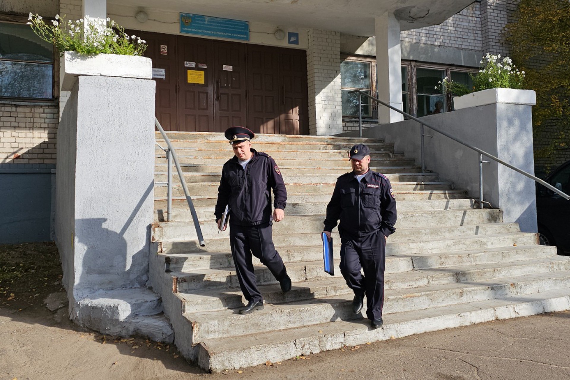 Напавшему на педагогов техникума в Архангельске предъявили обвинения