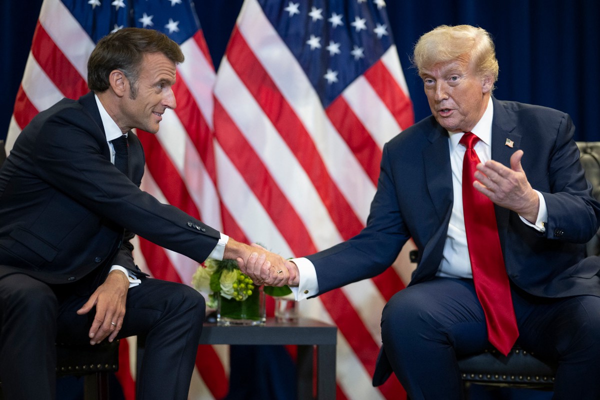 Трамп и Макрон устроили силовое состязание