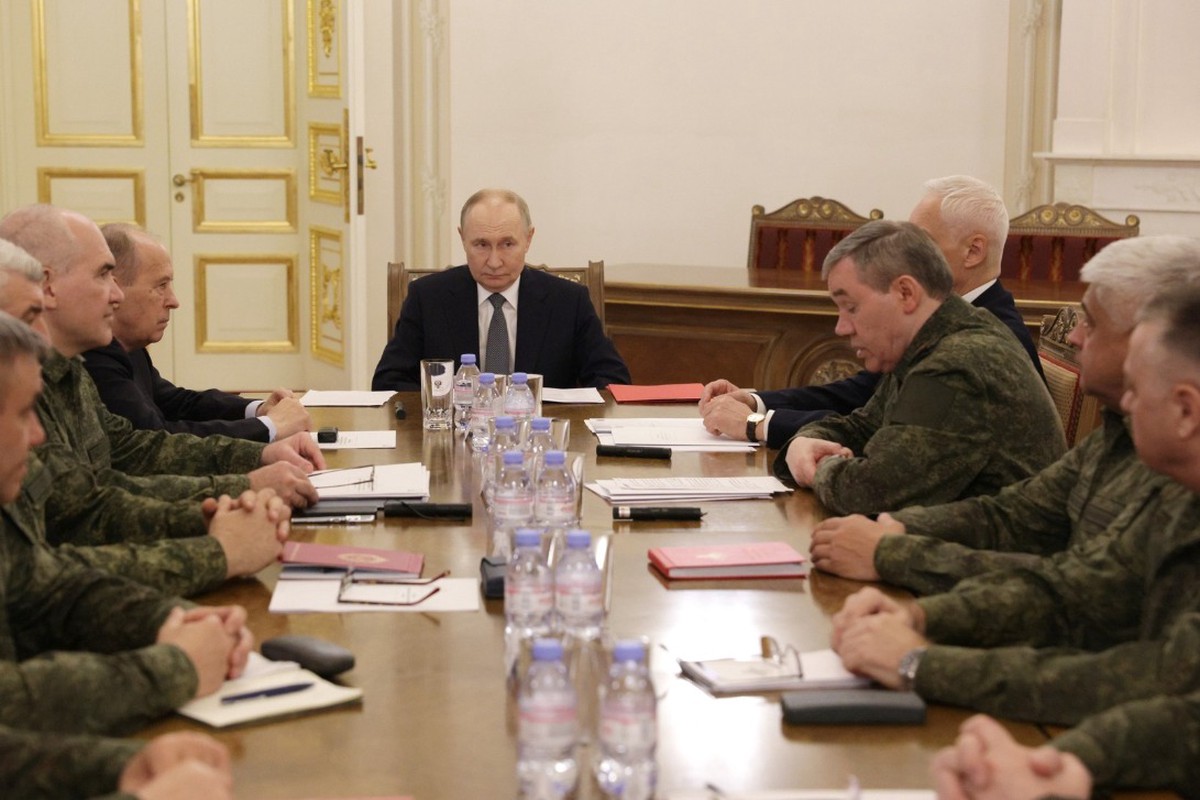 Противник отступает по всей линии боевого соприкосновения – Путин