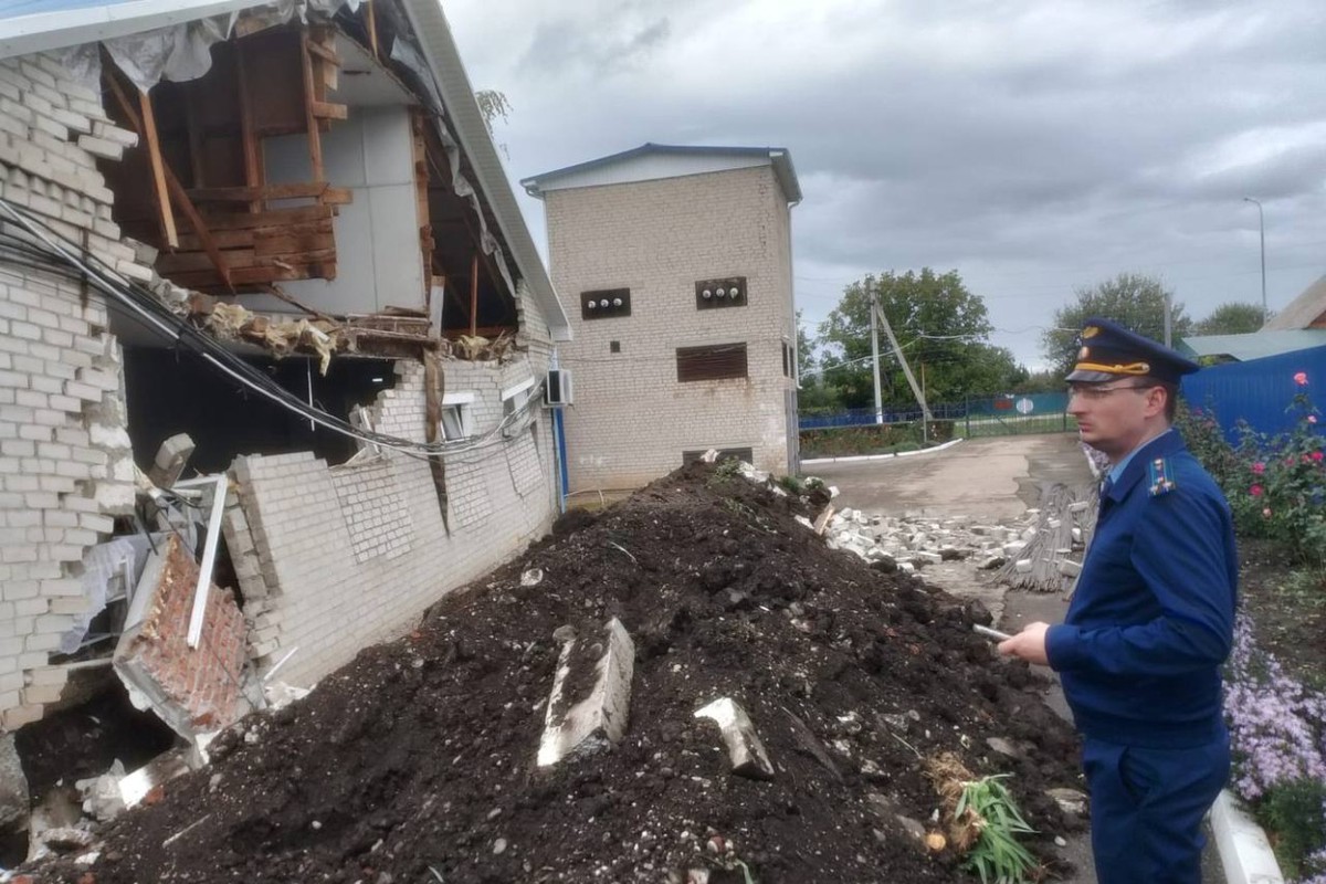 На Кубани стена здания обрушилась на пожилую женщину