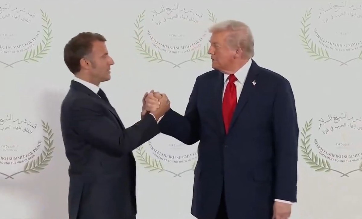 Макрон полминуты не мог вырваться из крепкого рукопожатия Трампа