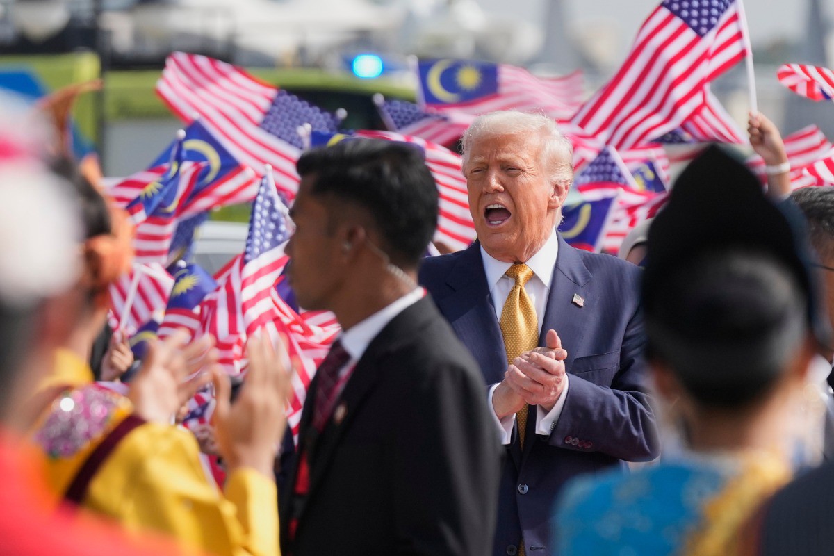 Трамп станцевал с малазийцами по прибытии в Куала-Лумпур