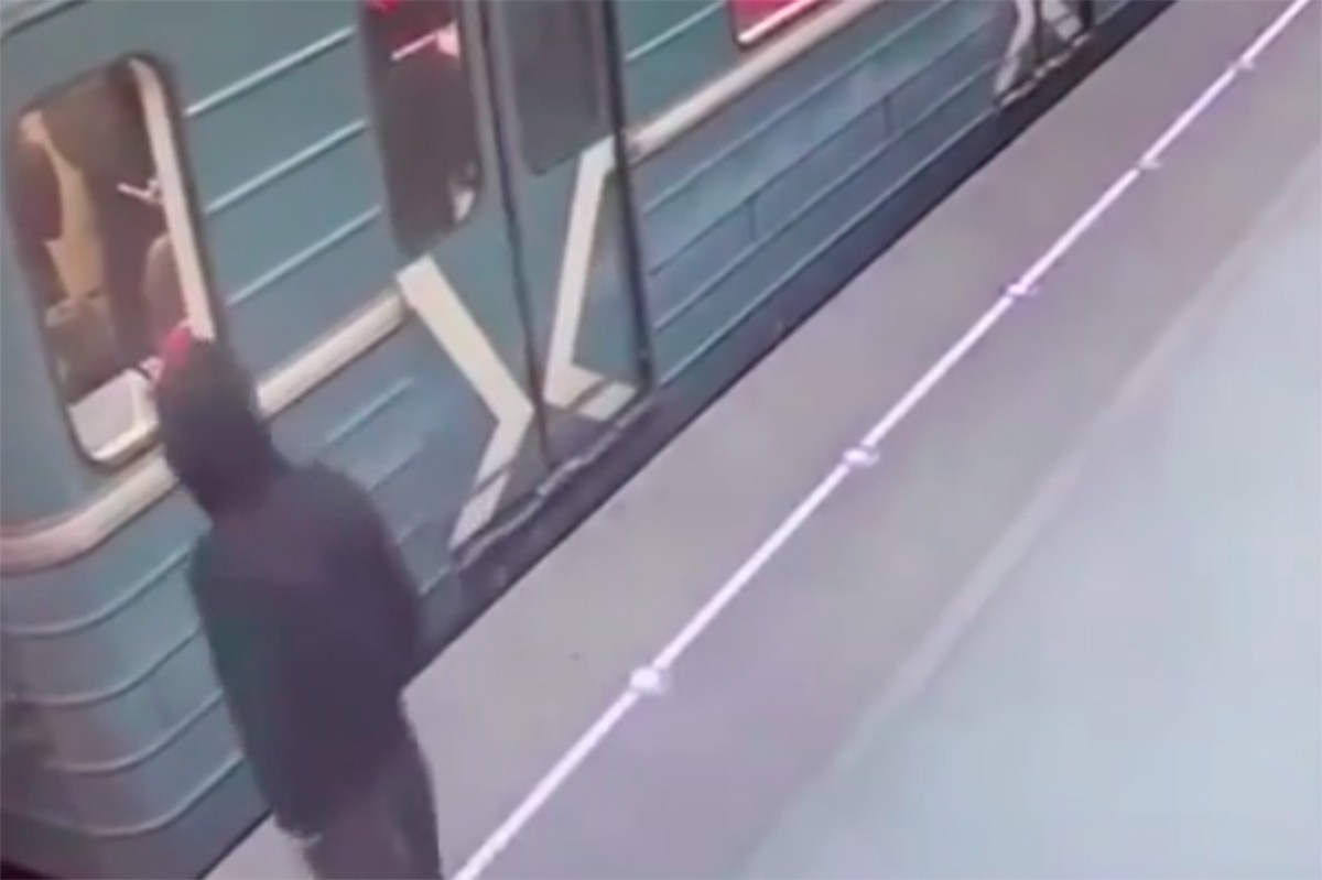Москвич прокатился на крыше вагона метро и спрыгнул в реку
