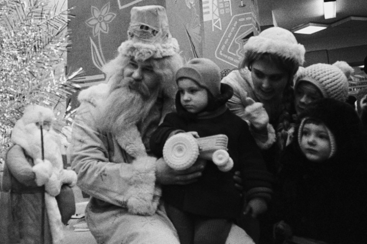 Заводные танцующие фигурки и календари: какими были самые желанные советские подарки