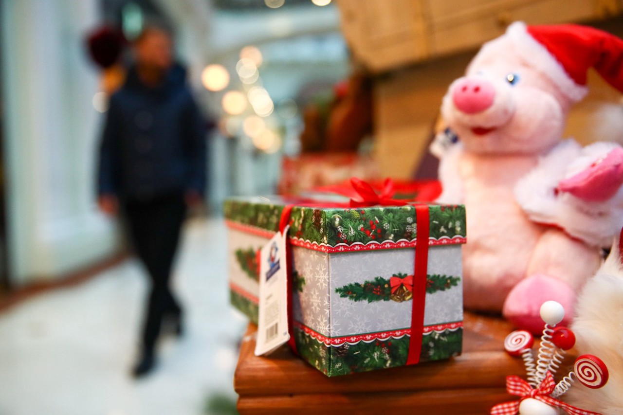 Эволюция статусных новогодних подарков: что дарят знаменитости