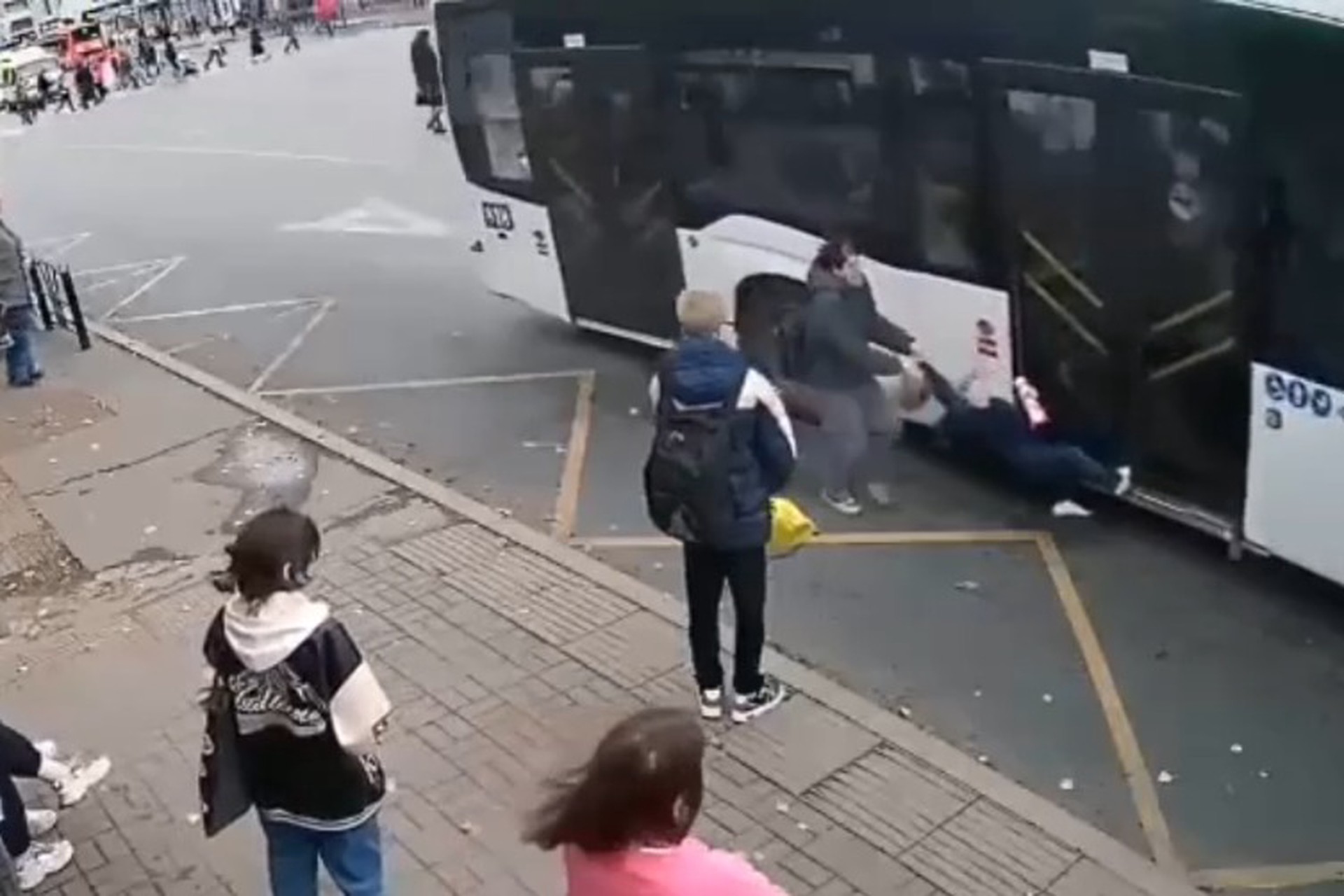В Омске автобус зажал ребенка и протащил его по асфальту