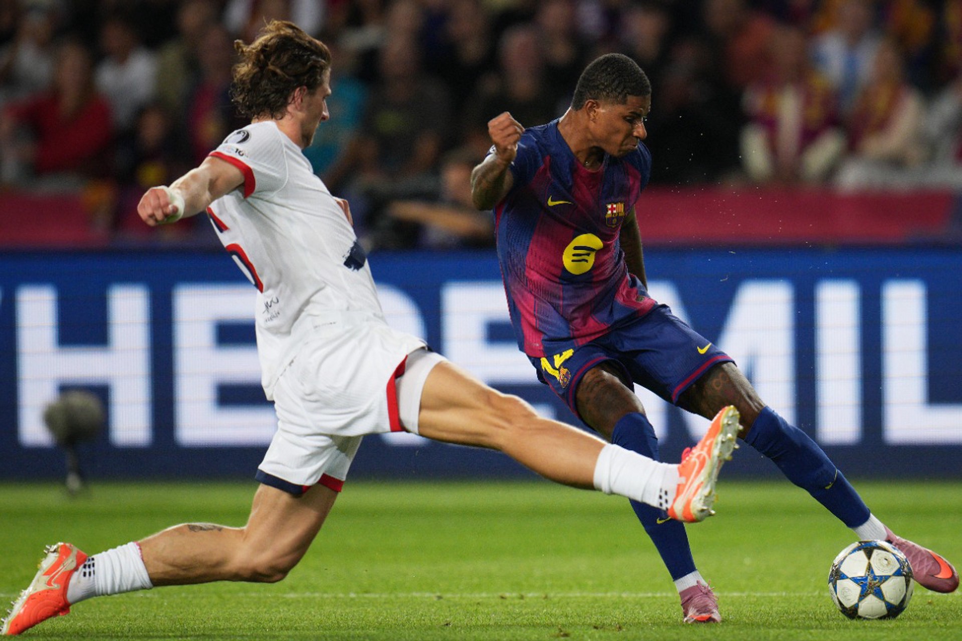 «Барселона» проиграла ПСЖ, пропустив гол за минуту до финального свистка