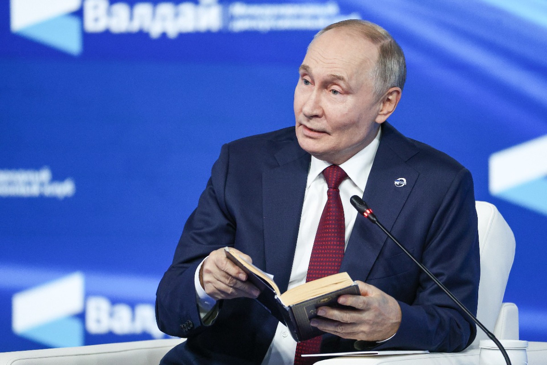 Путин рассказал, что у него дома на столе лежит томик Пушкина