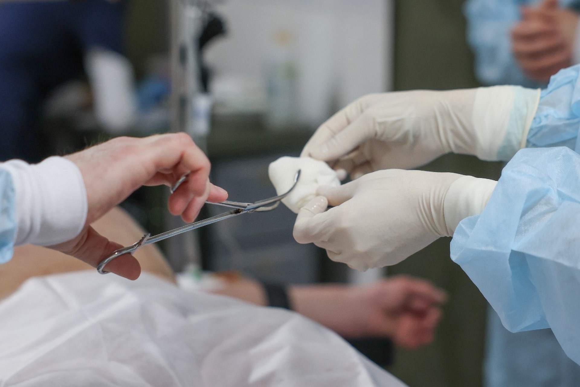 Российский военный принес в операционную оторванную руку и потряс врачей