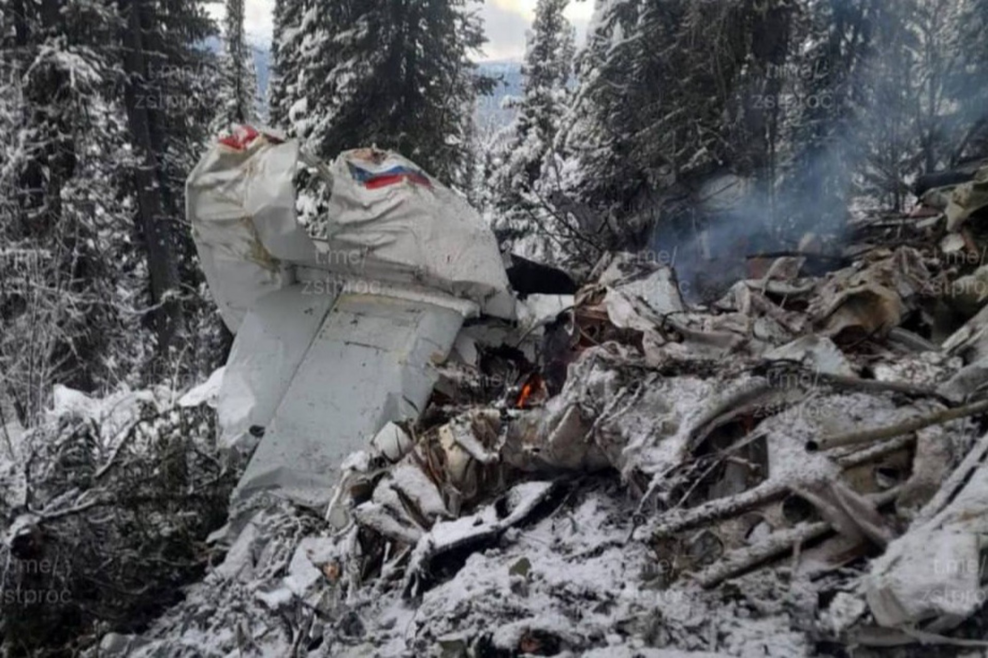 Самолет Ан-2 совершил жесткую посадку в Красноярском крае, один человек погиб