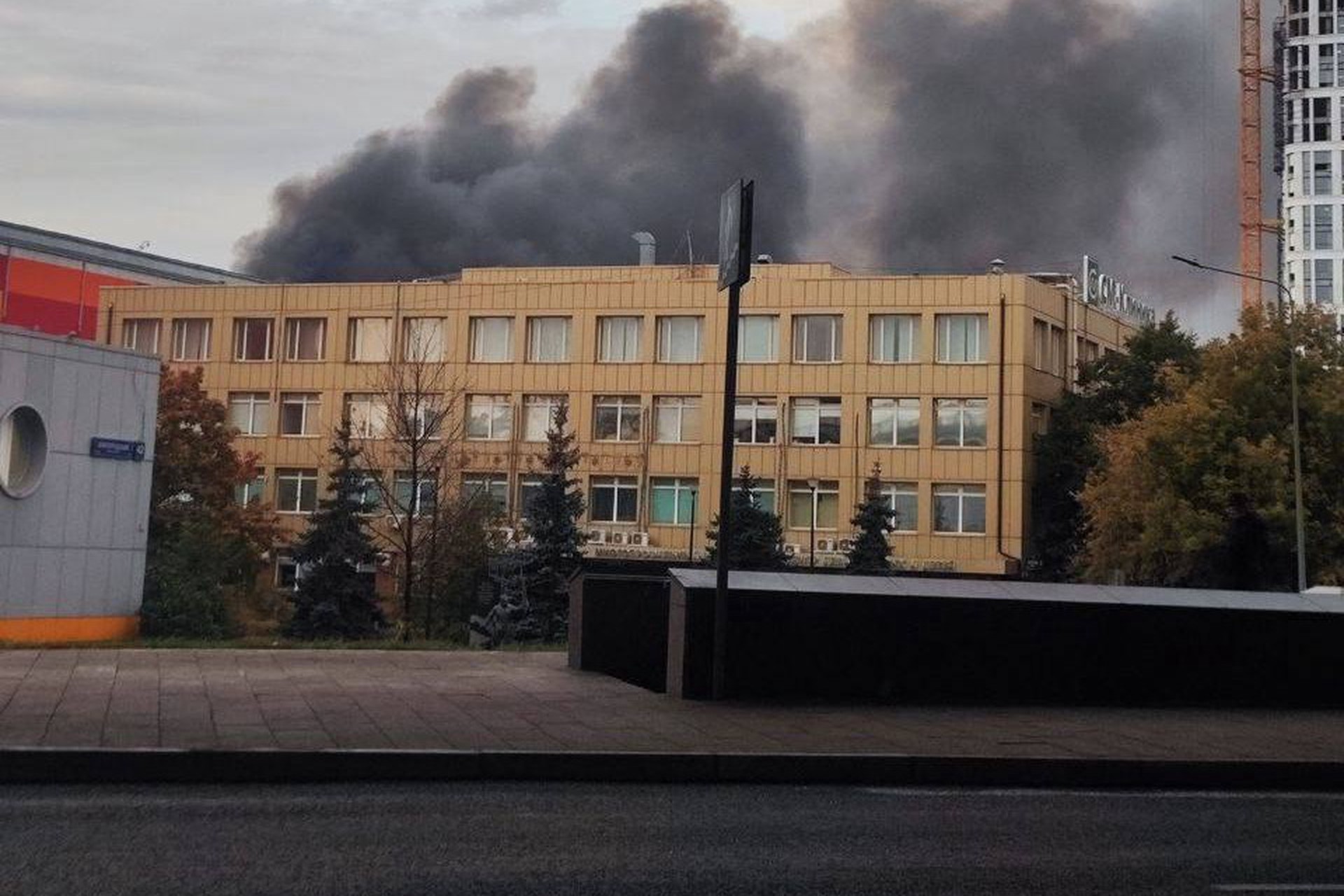 Крупный пожар произошел на юго-востоке Москвы