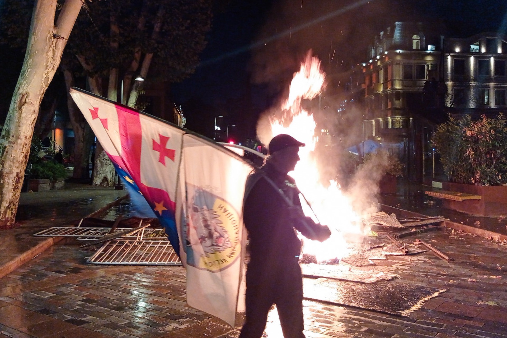 Главное к утру 5 октября: беспорядки в Тбилиси, выбрана новая «Мисс России», третью туристку спасли с вулкана на Камчатке