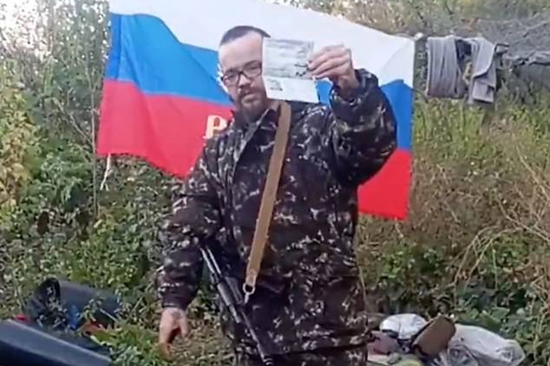 «К черту Великобританию»: британский боец СВО сжег свой паспорт в поддержку России