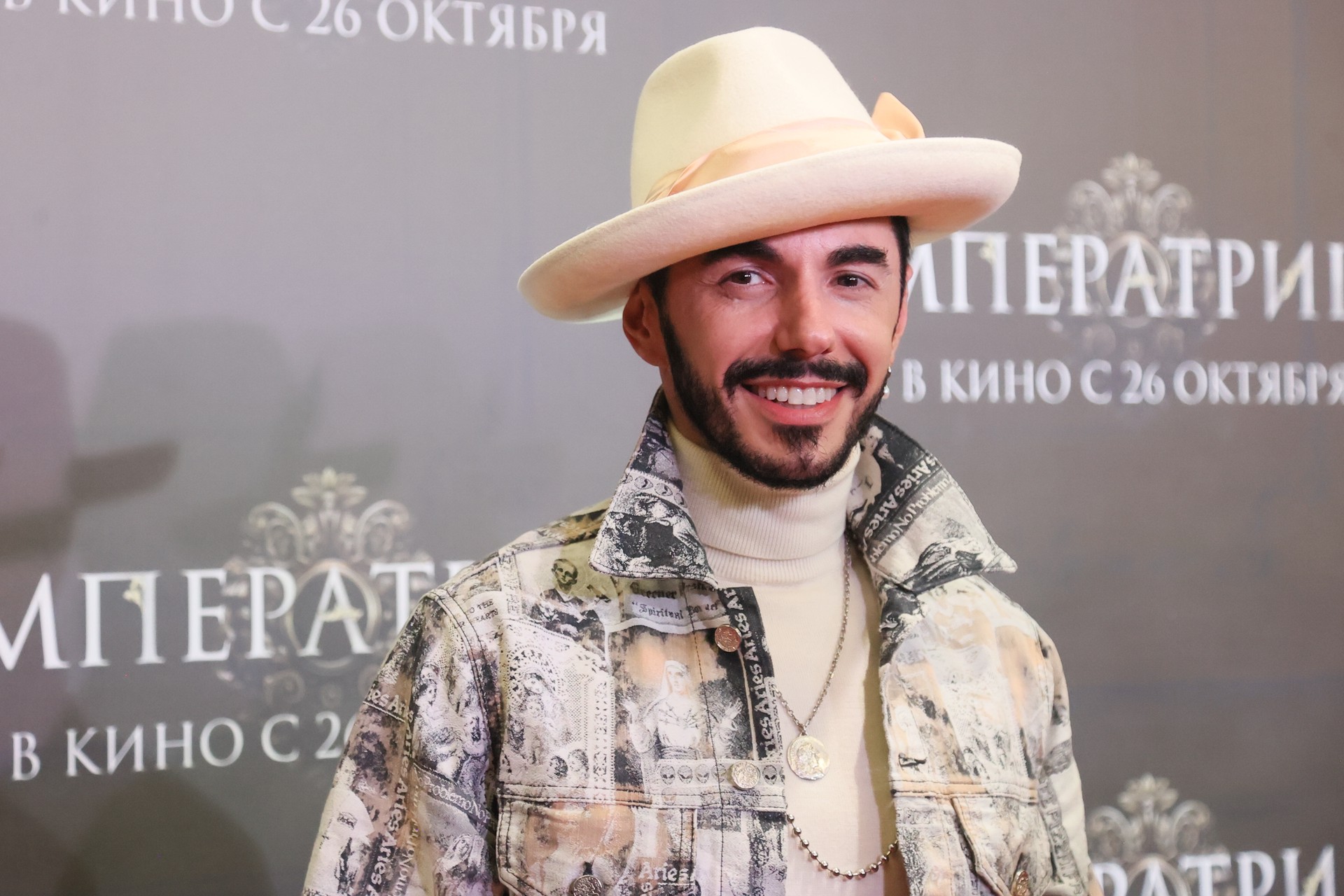 Бросивший жену по телефону Тимур Родригез хочет снизить алименты через суд