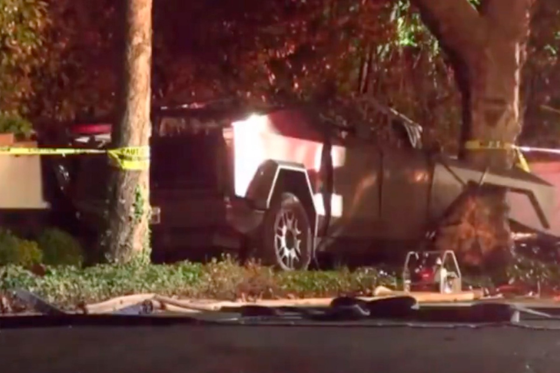 Двое студентов заживо сгорели в Tesla Cybertruck из-за заблокированных дверей