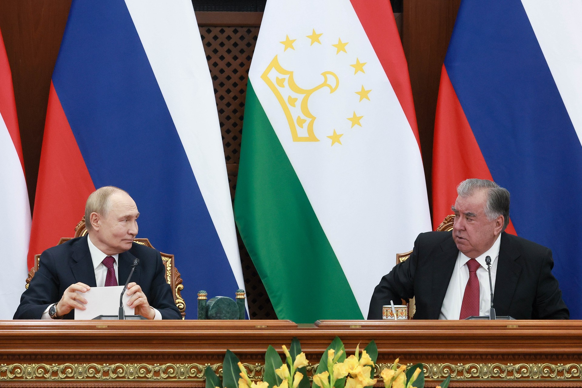 Путин и Рахмон подписали договоры о развитии трудовой миграции