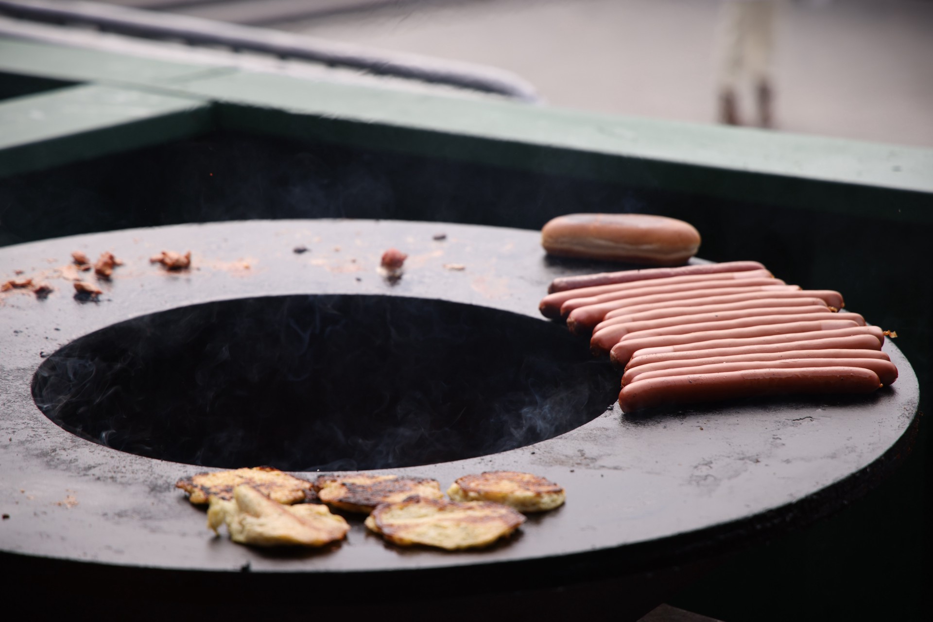 Эксперт по этикету рассказала, как высокорангово есть сосиски