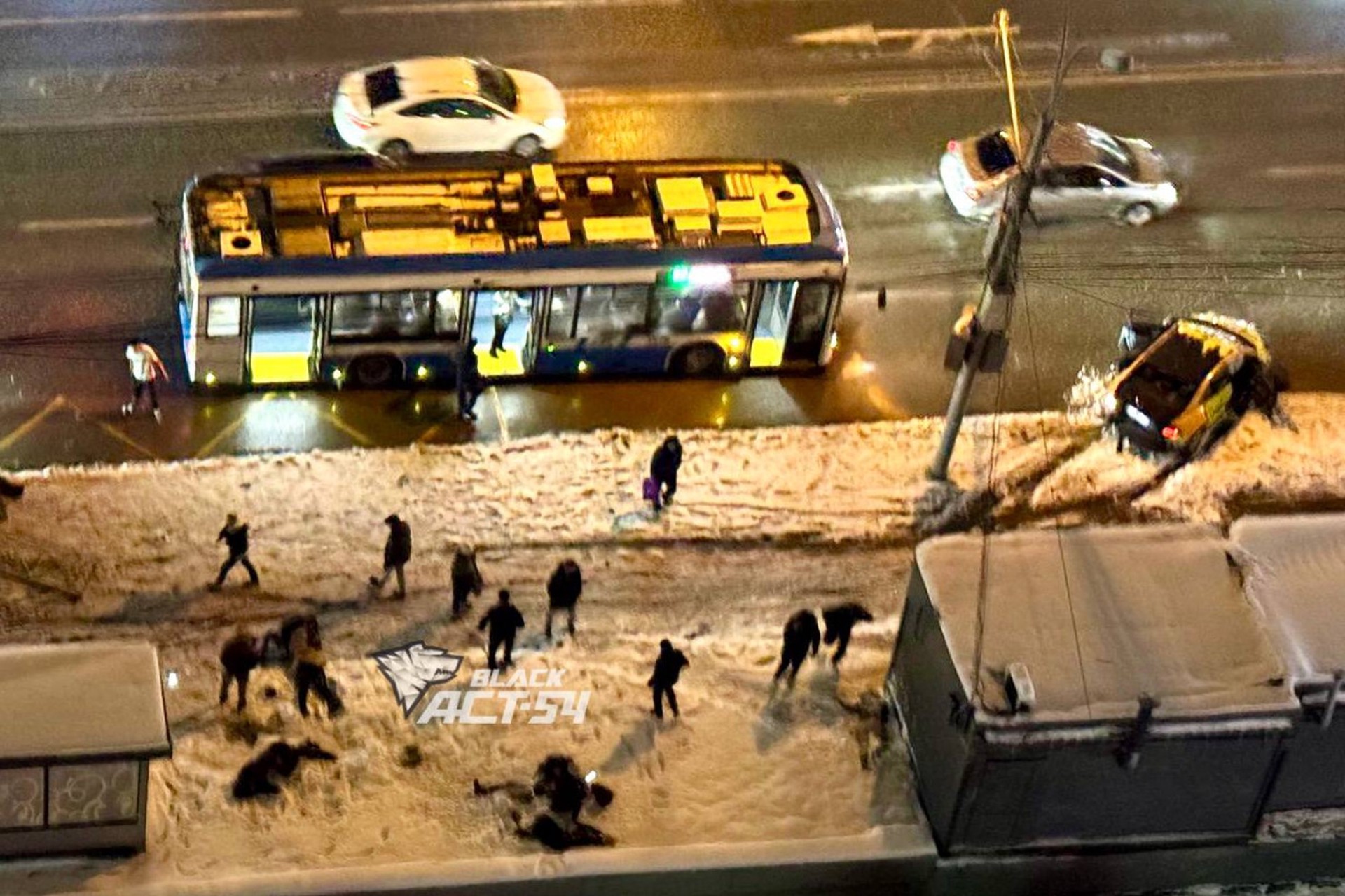 Пьяный водитель протаранил пешеходов на остановке в Новосибирске